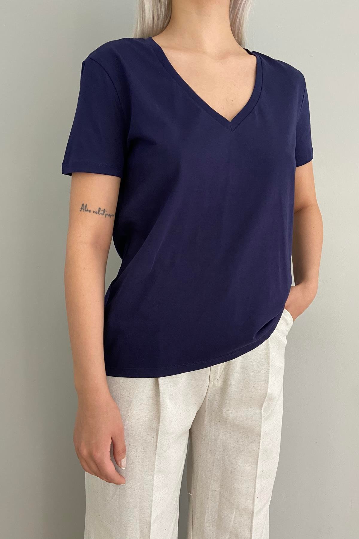 V YAKA BASIC TSHIRT