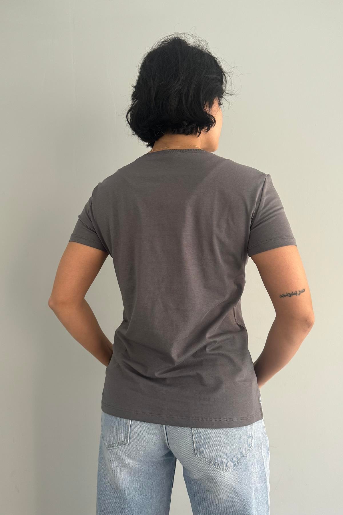 V YAKA BASIC TSHIRT
