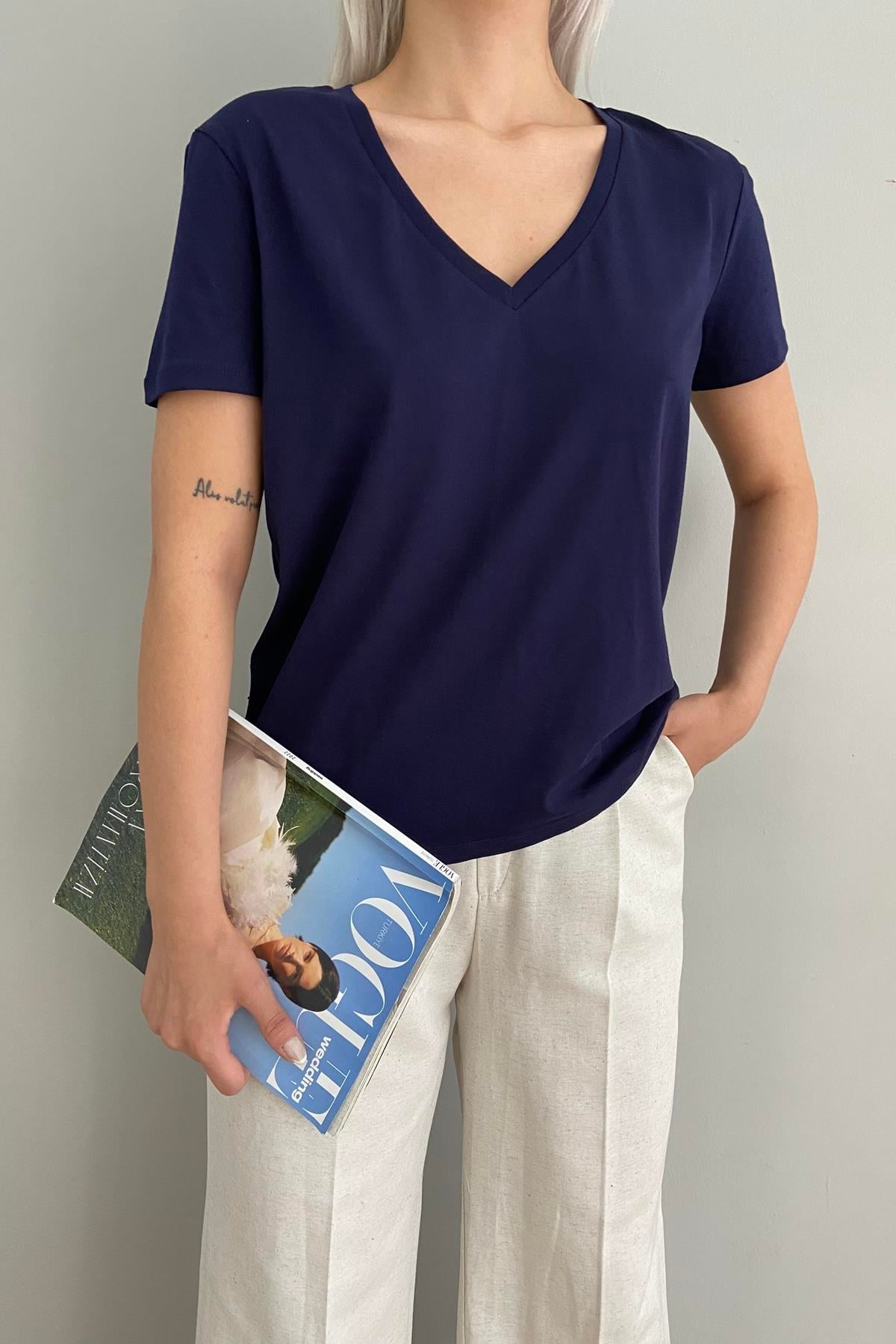 V YAKA BASIC TSHIRT