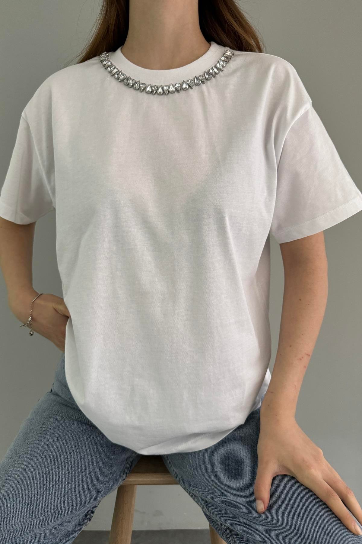 YAKASII TAŞLI TSHIRT