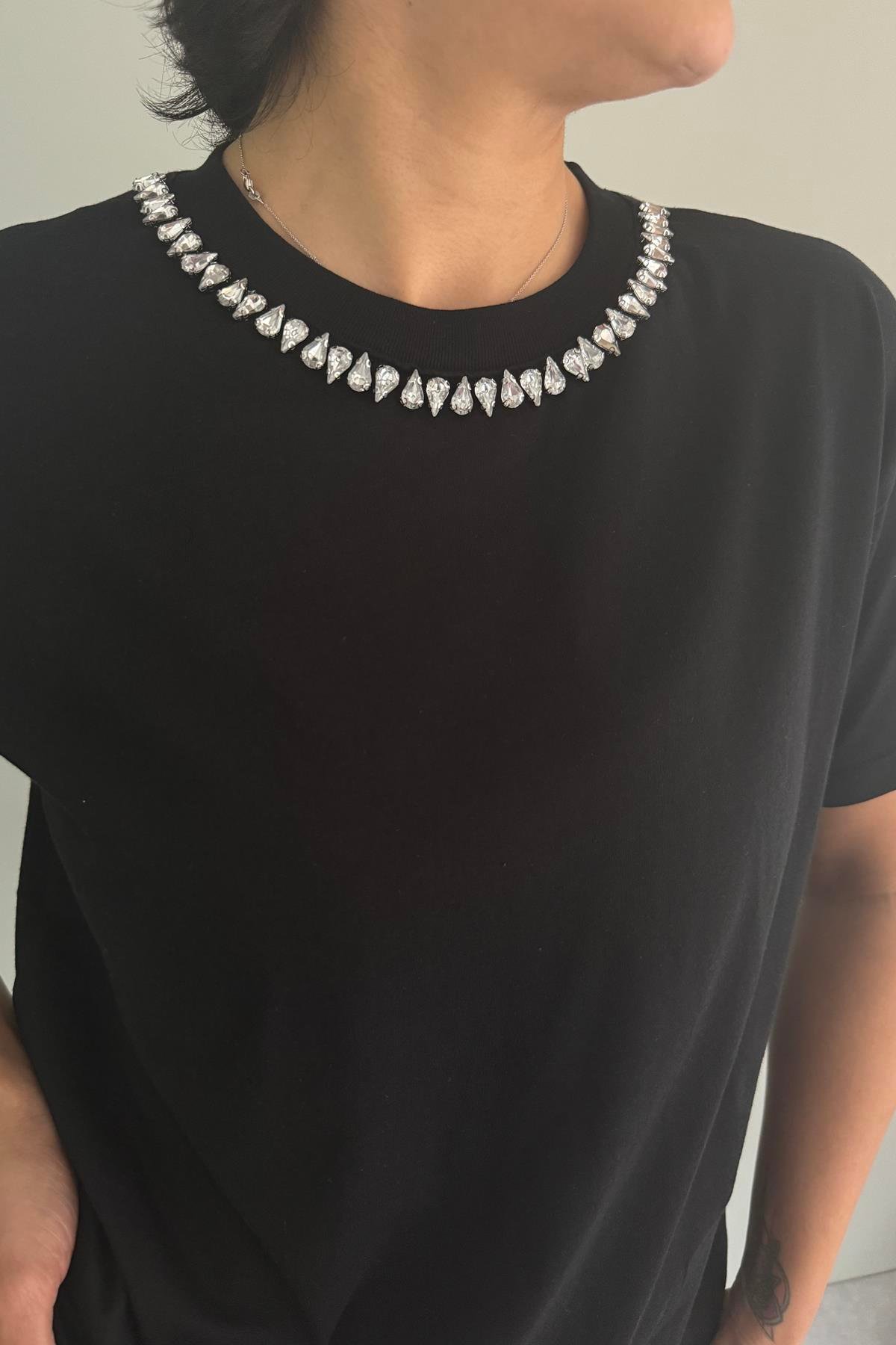 YAKASII TAŞLI TSHIRT