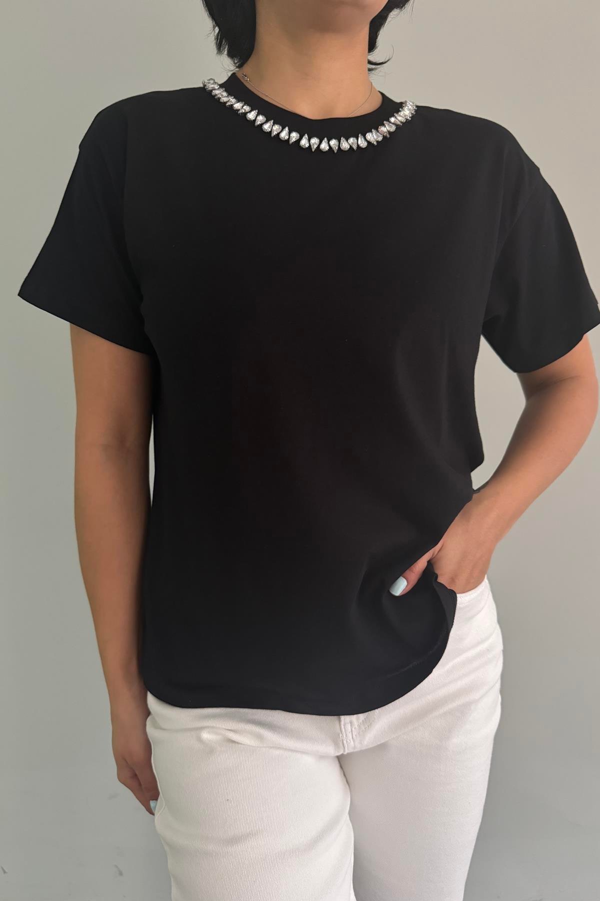 YAKASII TAŞLI TSHIRT