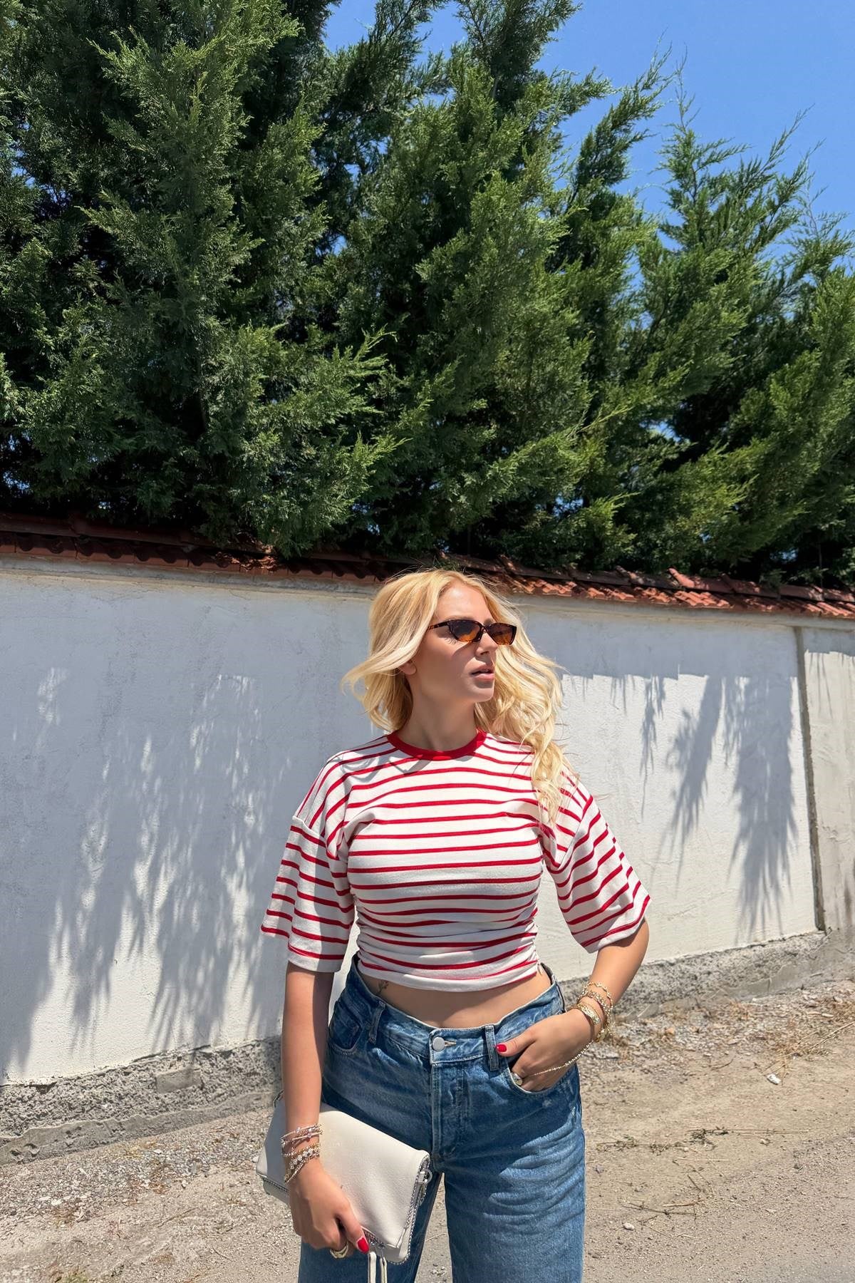 YAN BÜZGÜ DETAY ÇİZGİLİ TSHIRT