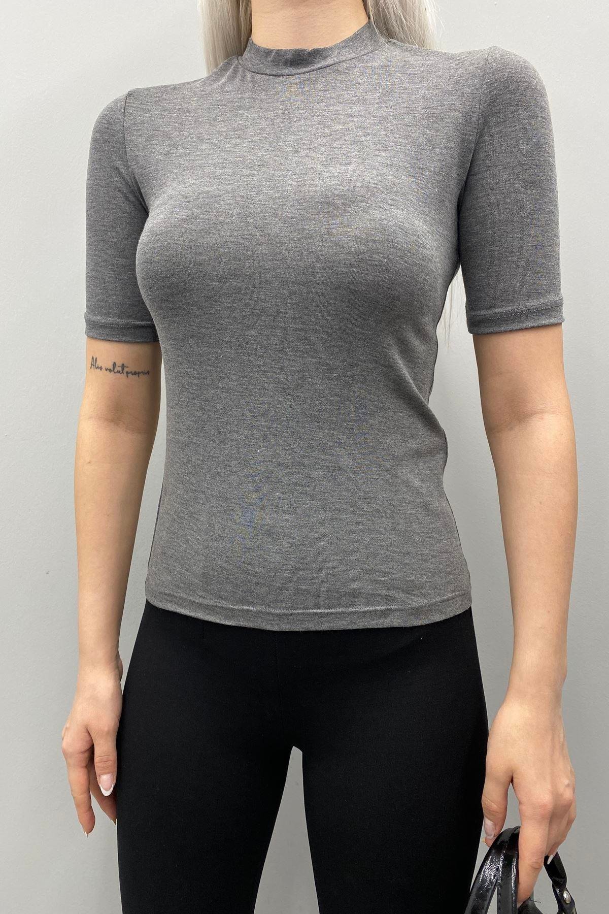YÜKSEK YAKALI TSHIRT
