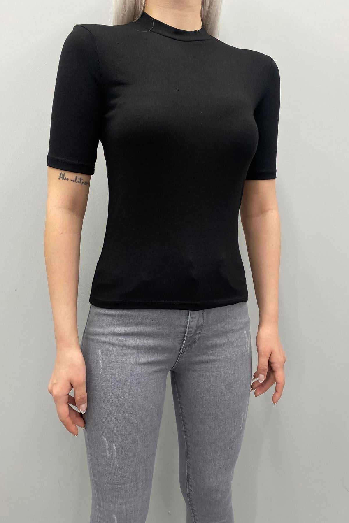 YÜKSEK YAKALI TSHIRT