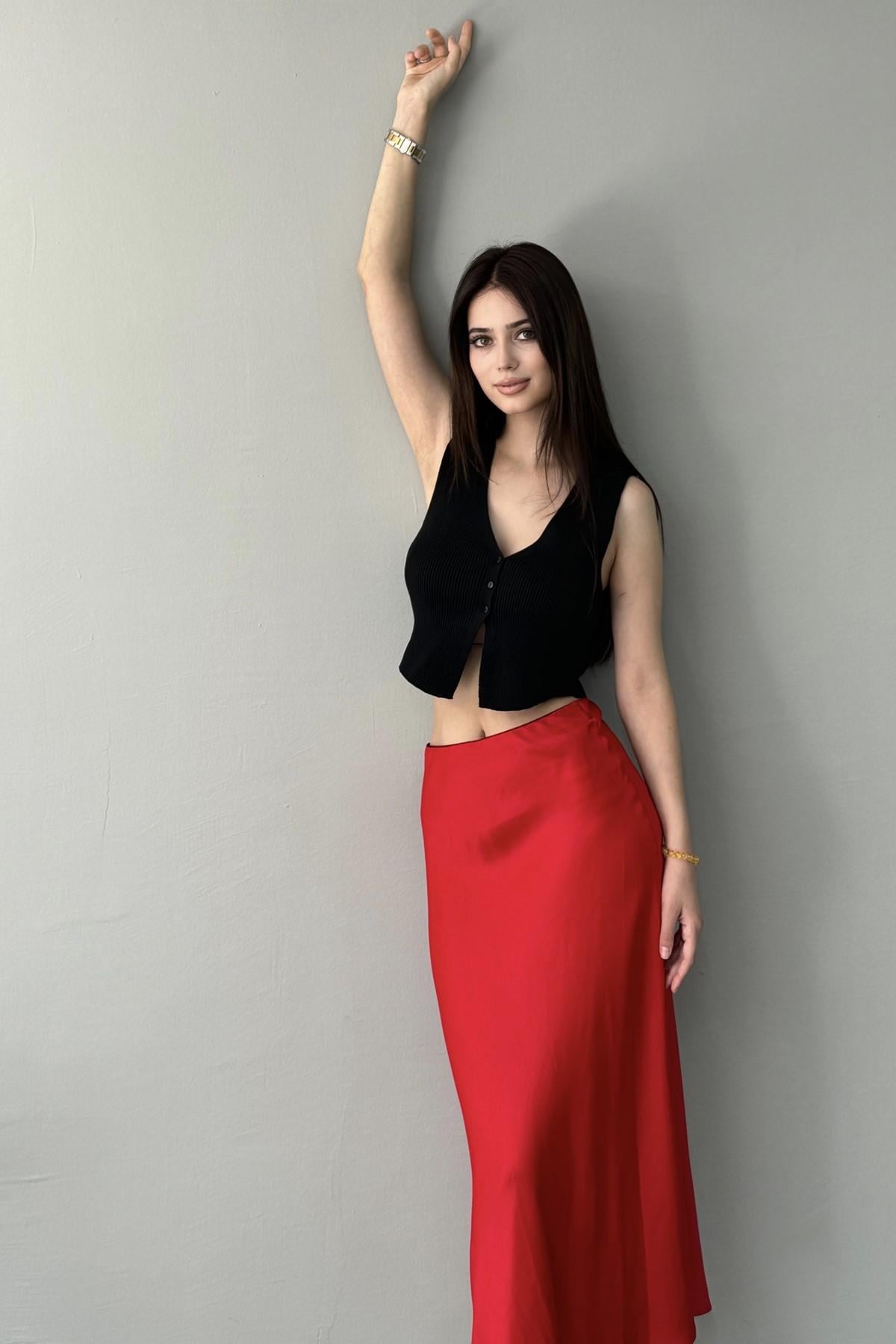 ÖNÜ DÜĞME DETAY TRIKO YELEK