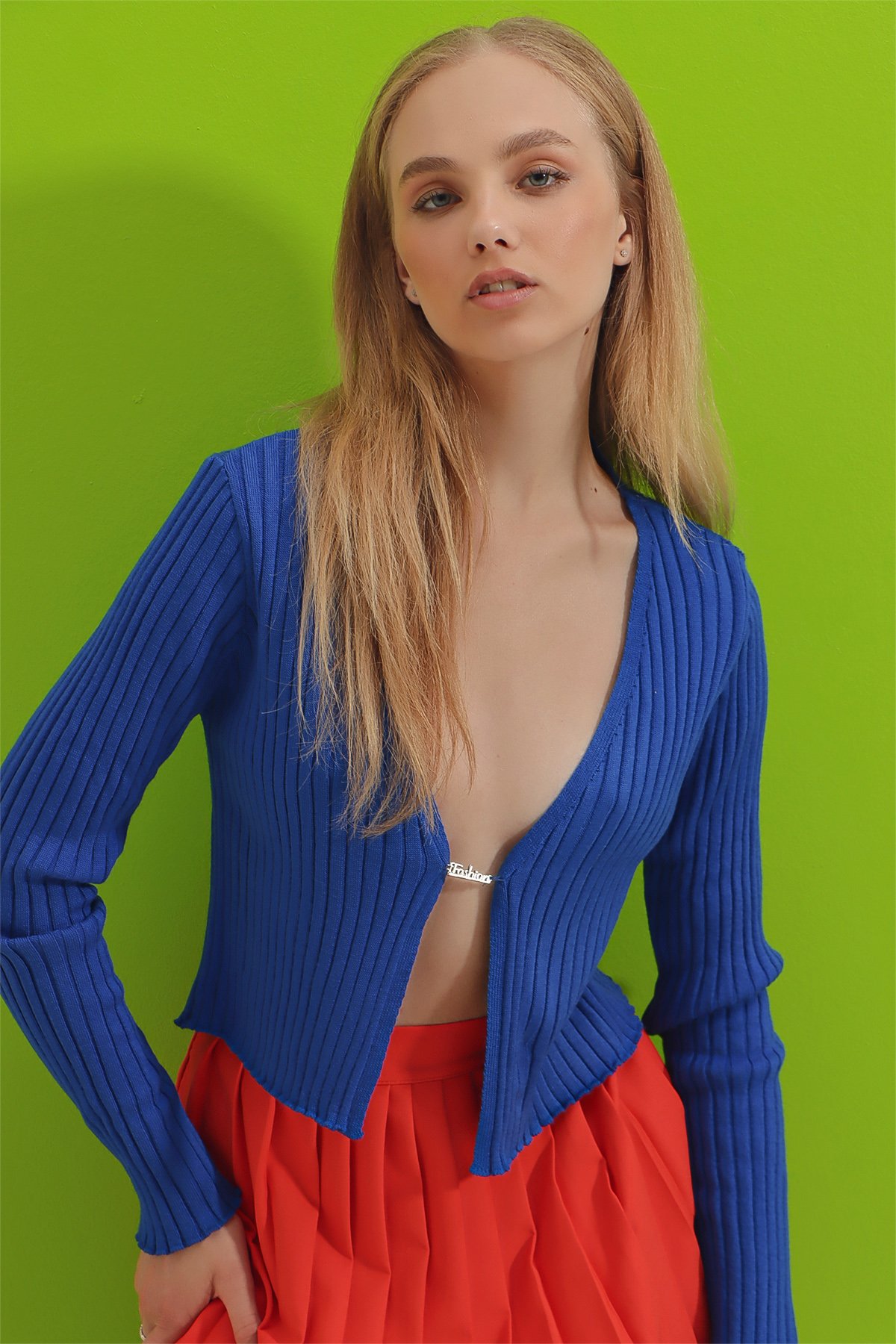 Açık Yaka Broş Kapamalı Fitilli Crop Bluz - Saks