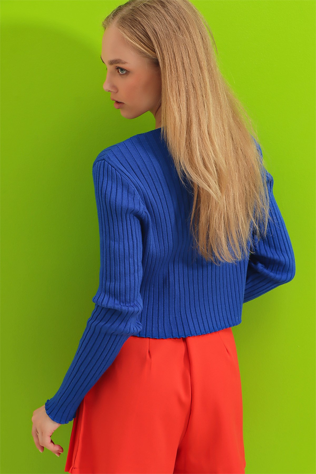 Açık Yaka Broş Kapamalı Fitilli Crop Bluz - Saks