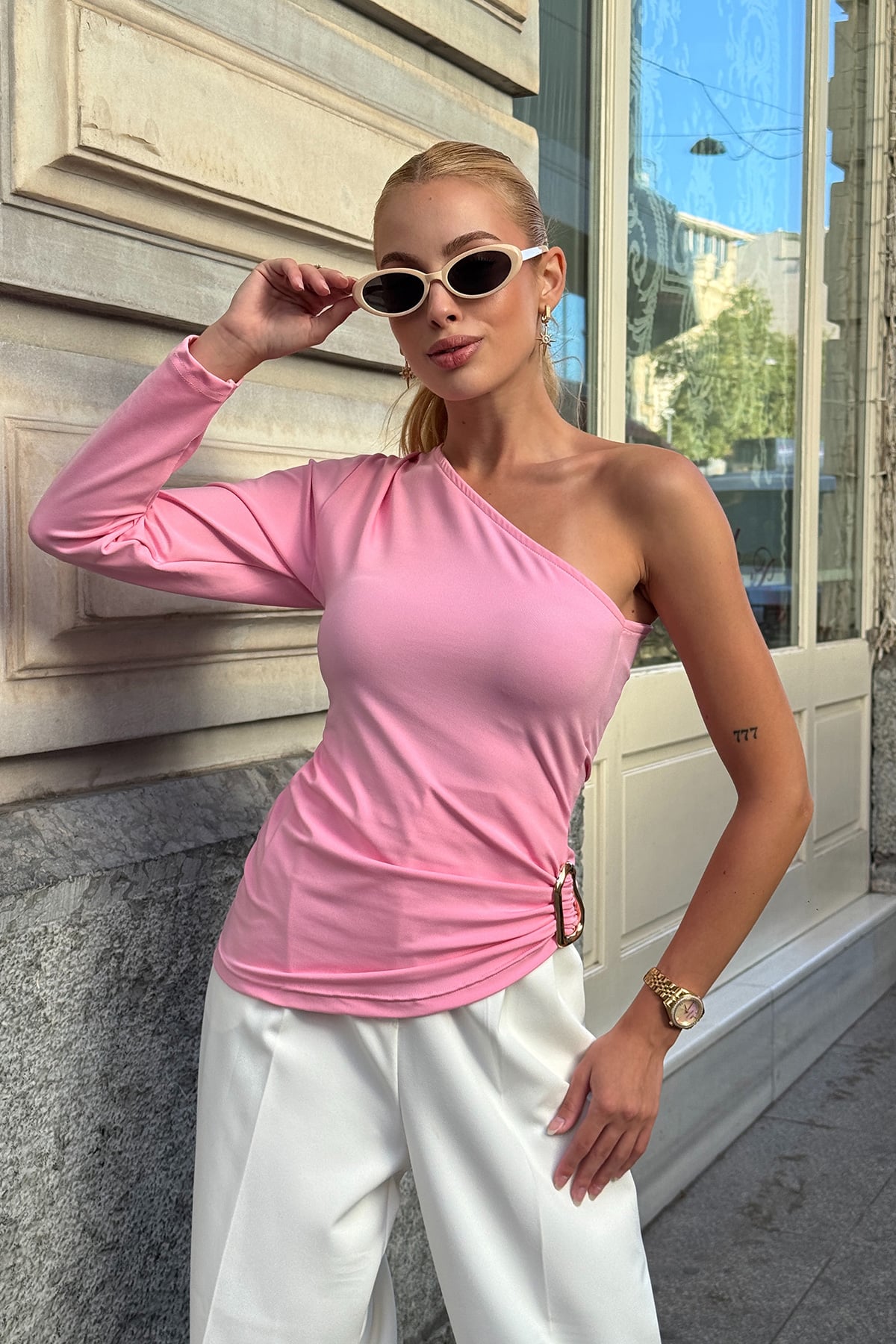 Aksesuar Detaylı Asimetrik Kesim Tek Omuz Bluz - PEMBE