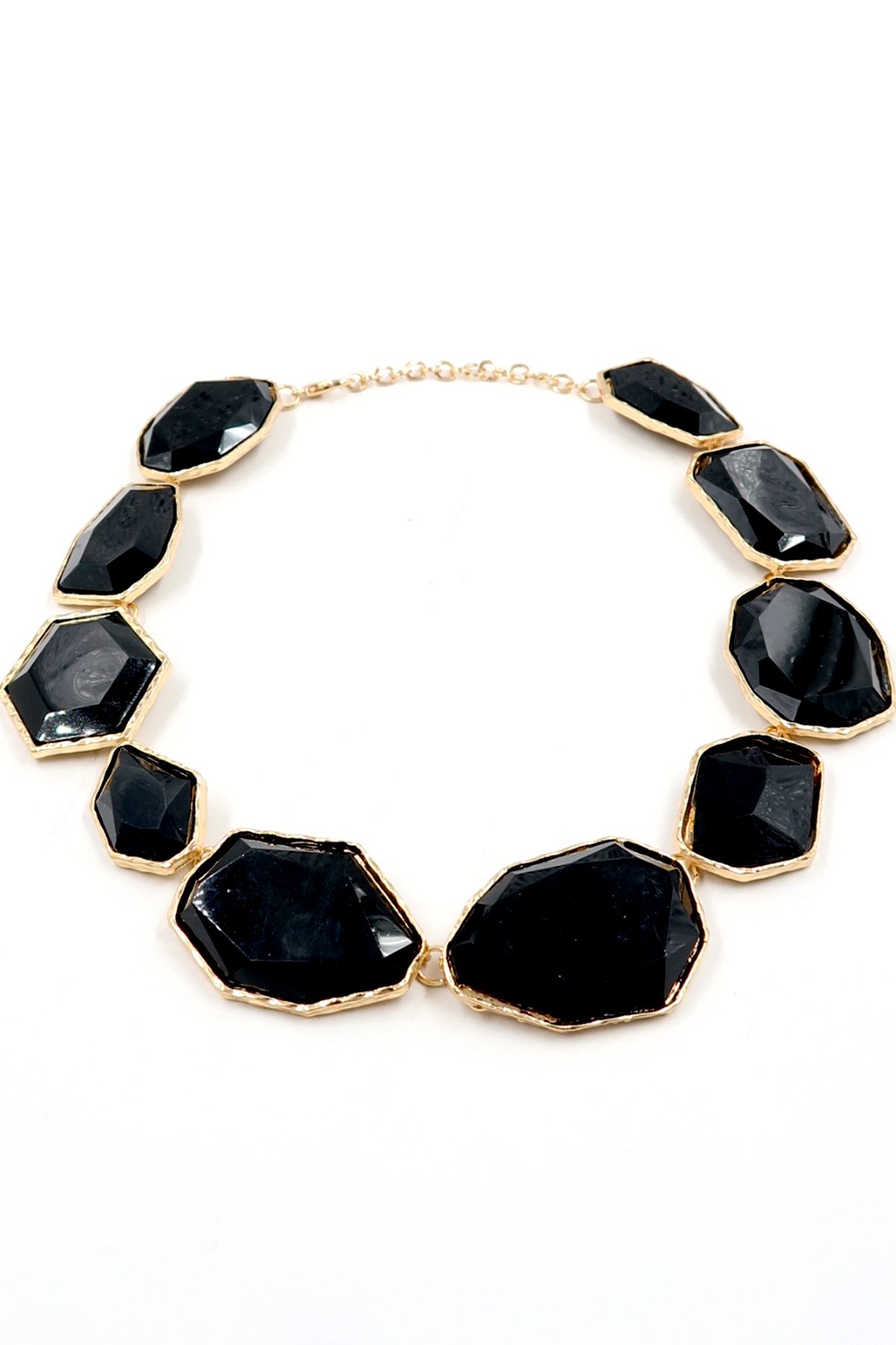 Altın Çerçeveli Asimetrik Taşlı Kolye - SİYAH