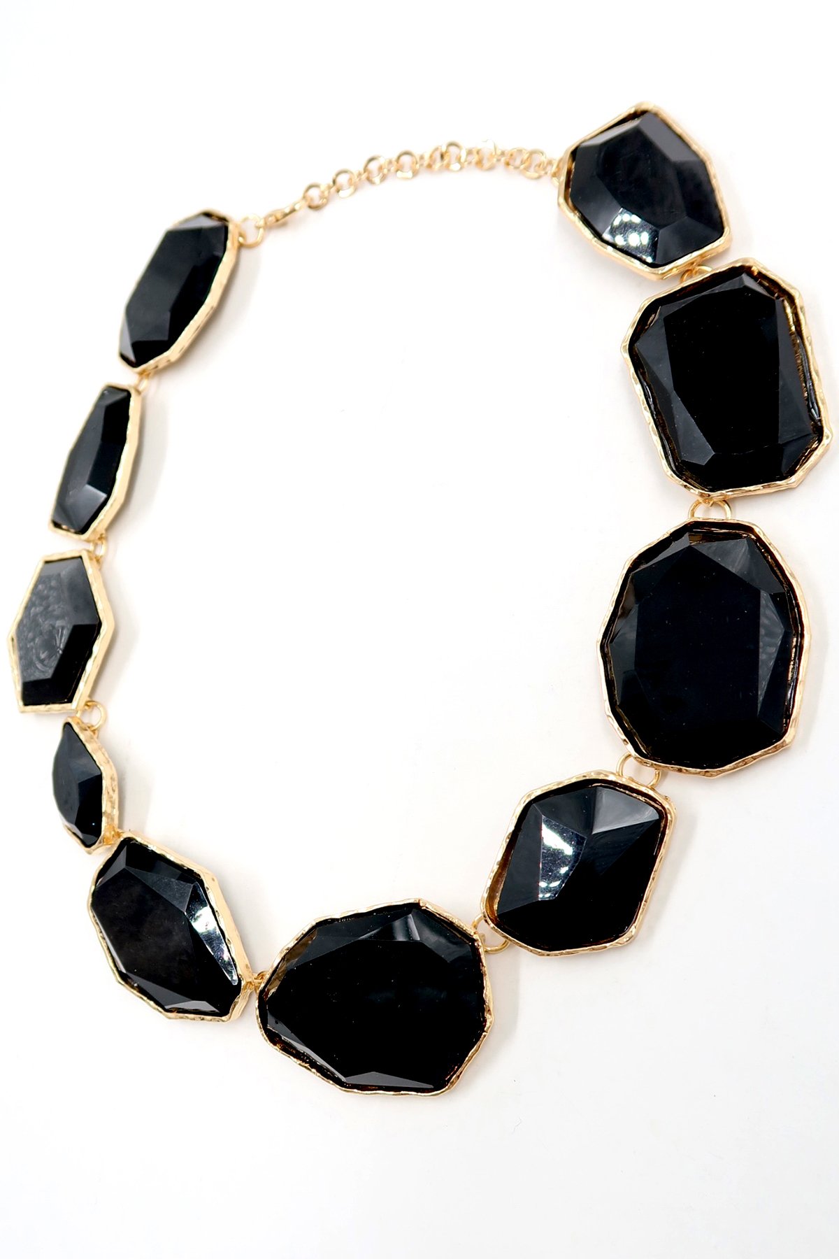 Altın Çerçeveli Asimetrik Taşlı Kolye - SİYAH