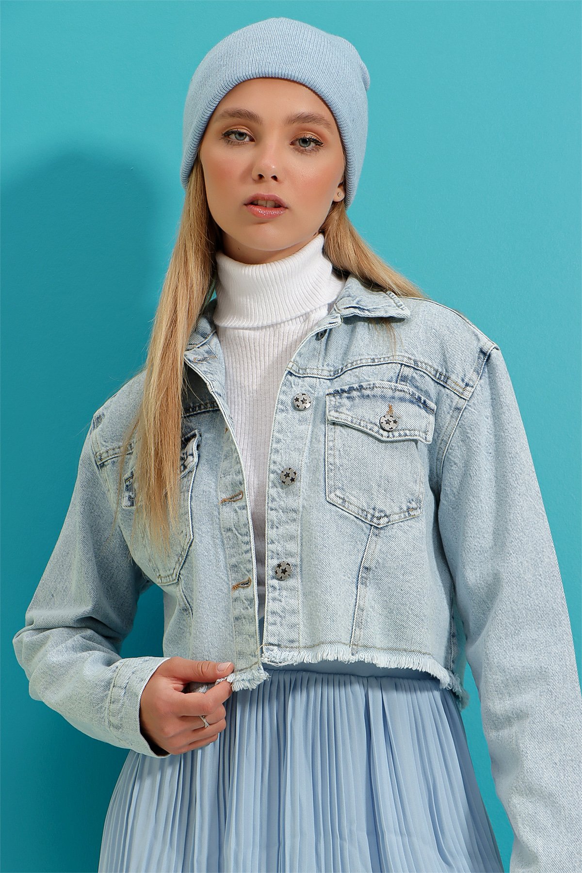 Arkası Yırtık Ve Nakış İşlemeli Etek Ucu Püsküllü Yıkamalı Crop Denim Ceket - Buz Mavi