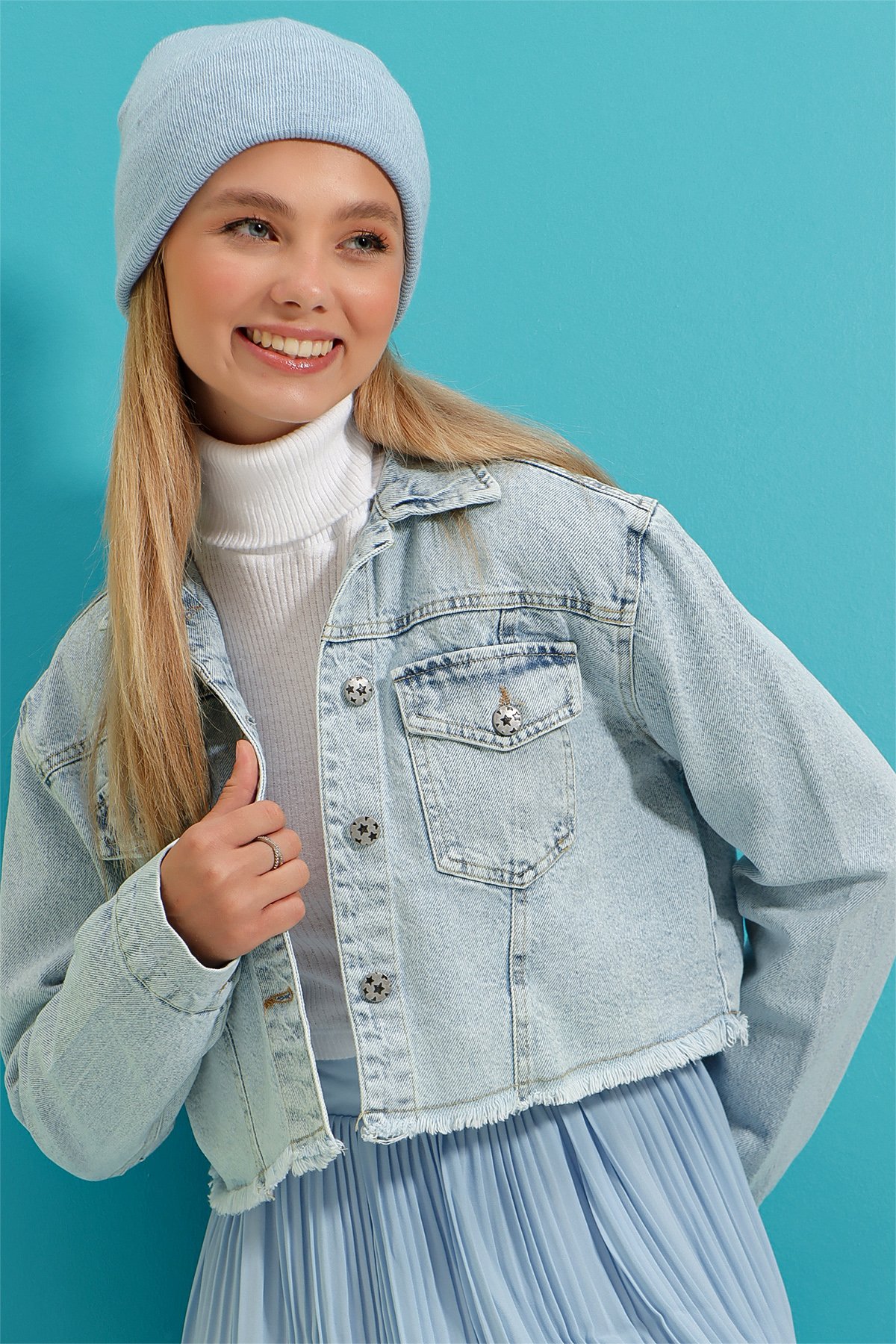 Arkası Yırtık Ve Nakış İşlemeli Etek Ucu Püsküllü Yıkamalı Crop Denim Ceket - Buz Mavi