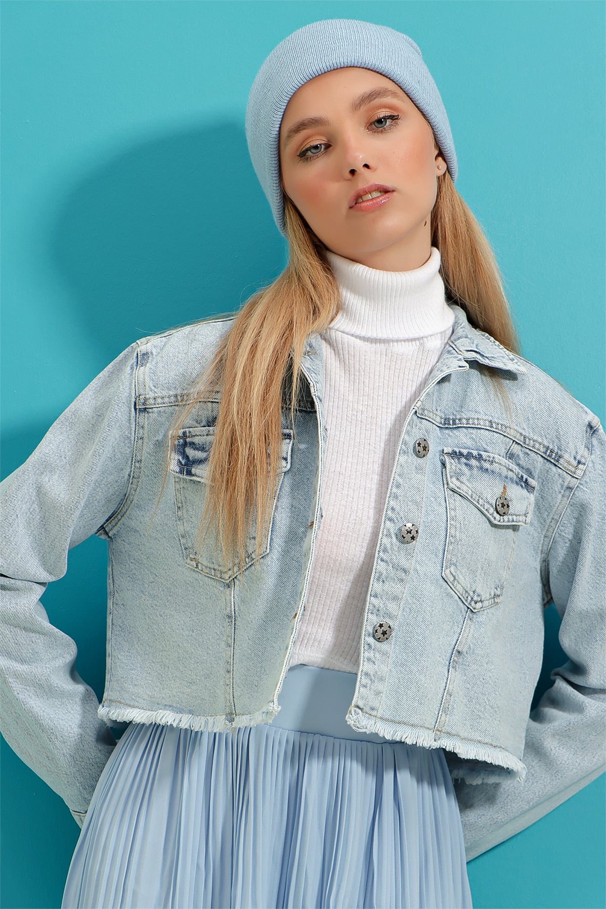 Arkası Yırtık Ve Nakış İşlemeli Etek Ucu Püsküllü Yıkamalı Crop Denim Ceket - Buz Mavi