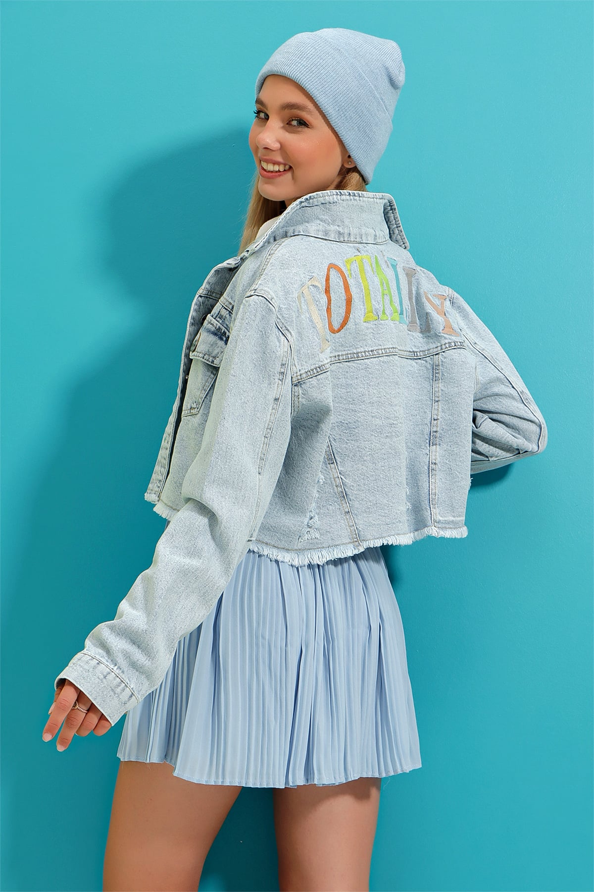 Arkası Yırtık Ve Nakış İşlemeli Etek Ucu Püsküllü Yıkamalı Crop Denim Ceket - Buz Mavi