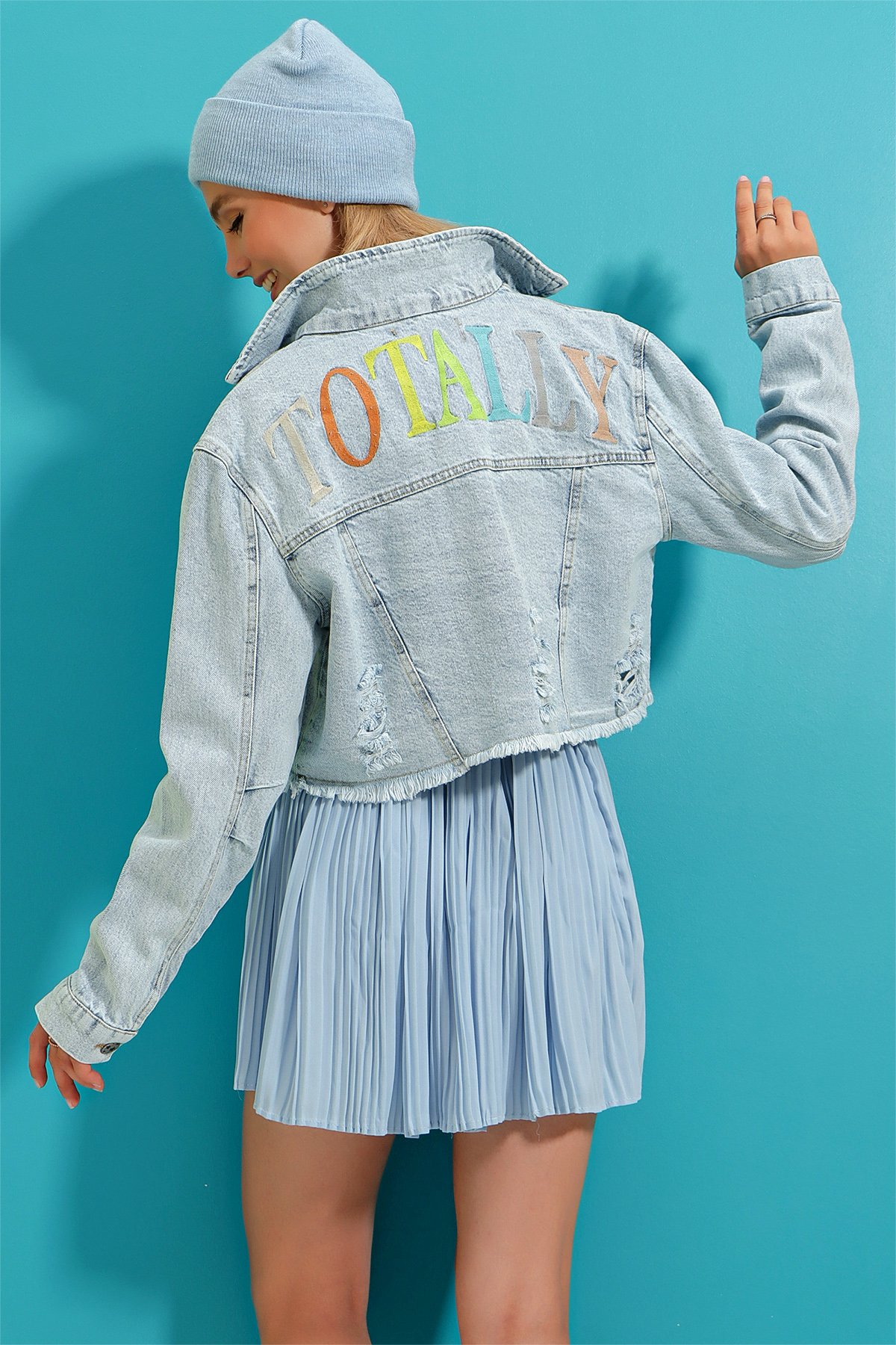 Arkası Yırtık Ve Nakış İşlemeli Etek Ucu Püsküllü Yıkamalı Crop Denim Ceket - Buz Mavi