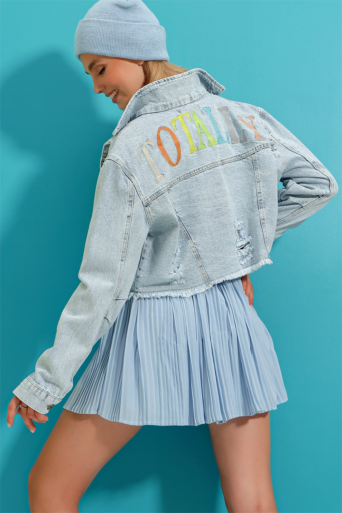 Arkası Yırtık Ve Nakış İşlemeli Etek Ucu Püsküllü Yıkamalı Crop Denim Ceket - Buz Mavi