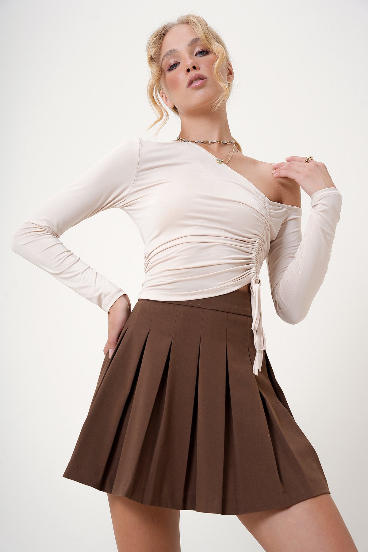 Asimetrik Yaka Büzgülü Sandy Crop Bluz - Krem