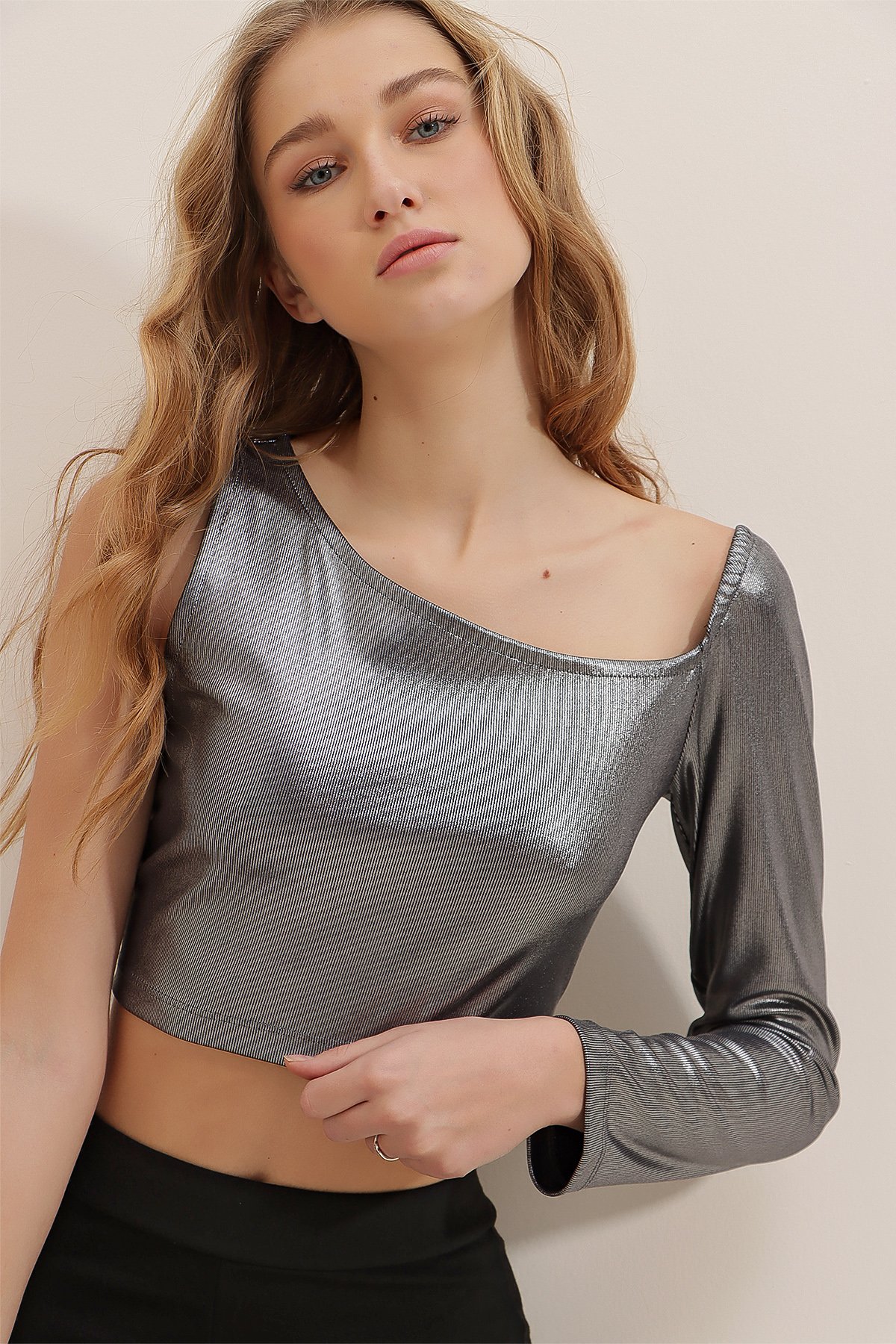 Asimetrik Yaka Tek Omuz Metalik Crop Bluz - Lame
