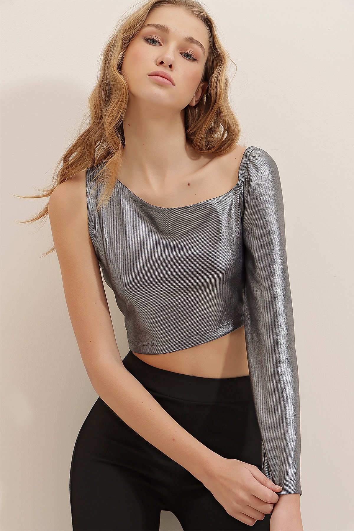 Asimetrik Yaka Tek Omuz Metalik Crop Bluz - Lame