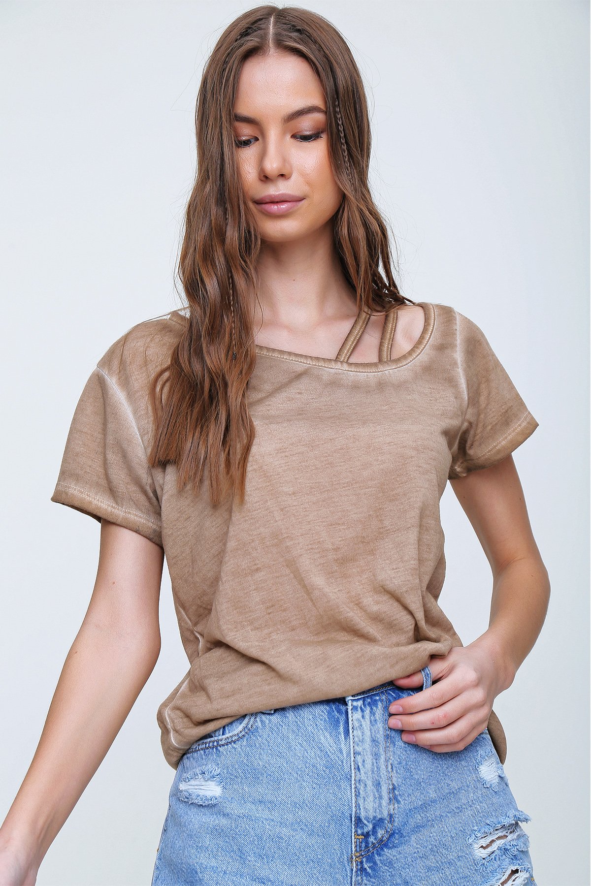 Askı Detaylı Yıkamalı T-Shirt - Koyu Bej