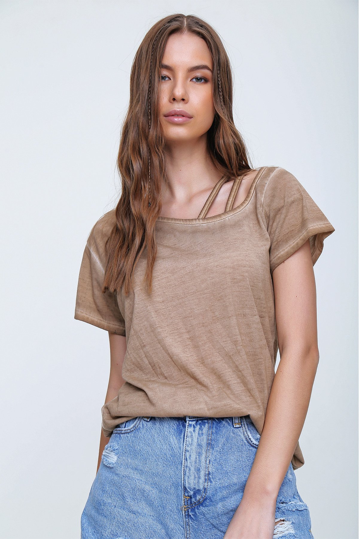 Askı Detaylı Yıkamalı T-Shirt - Koyu Bej