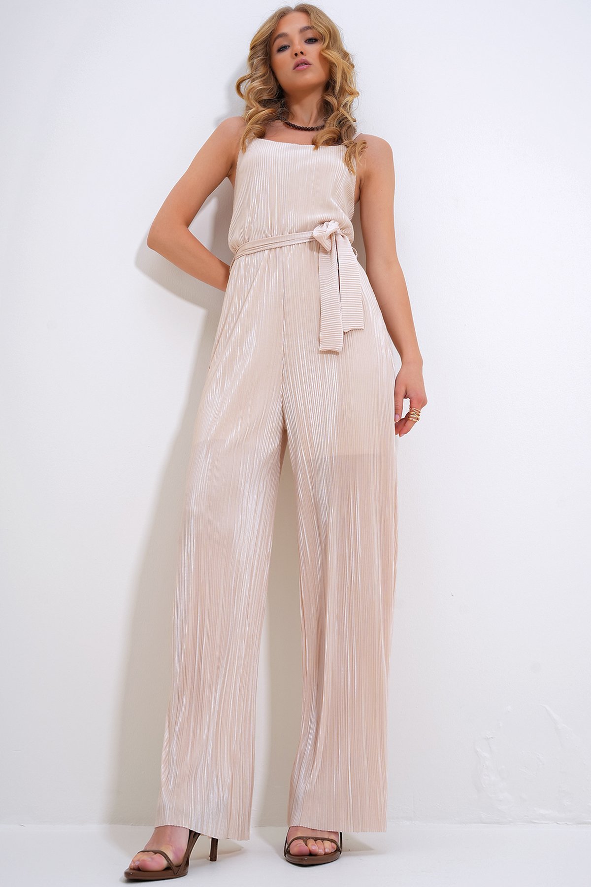 Askılı Beli Kemerli Göğüs Dekolteli Pileli Tulum - Açık Bej