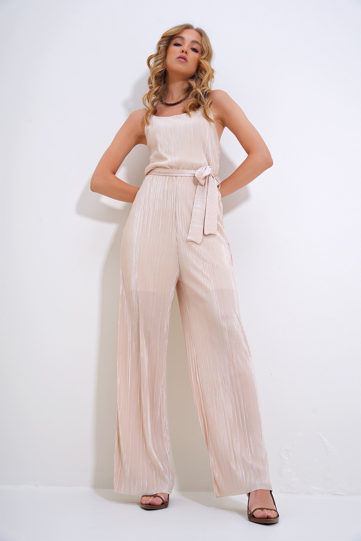 Askılı Beli Kemerli Göğüs Dekolteli Pileli Tulum - Açık Bej