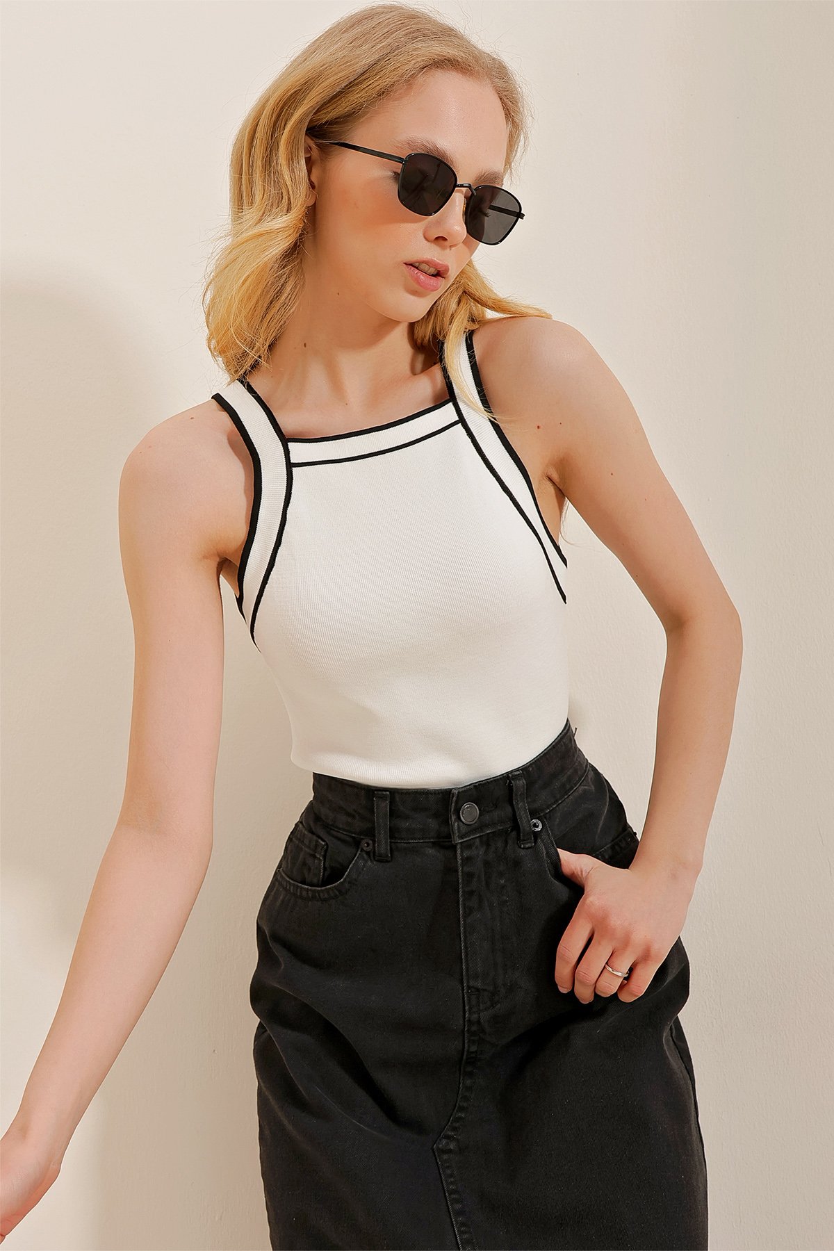Askılı Çizgili Triko Crop Yazlık Bluz - Beyaz