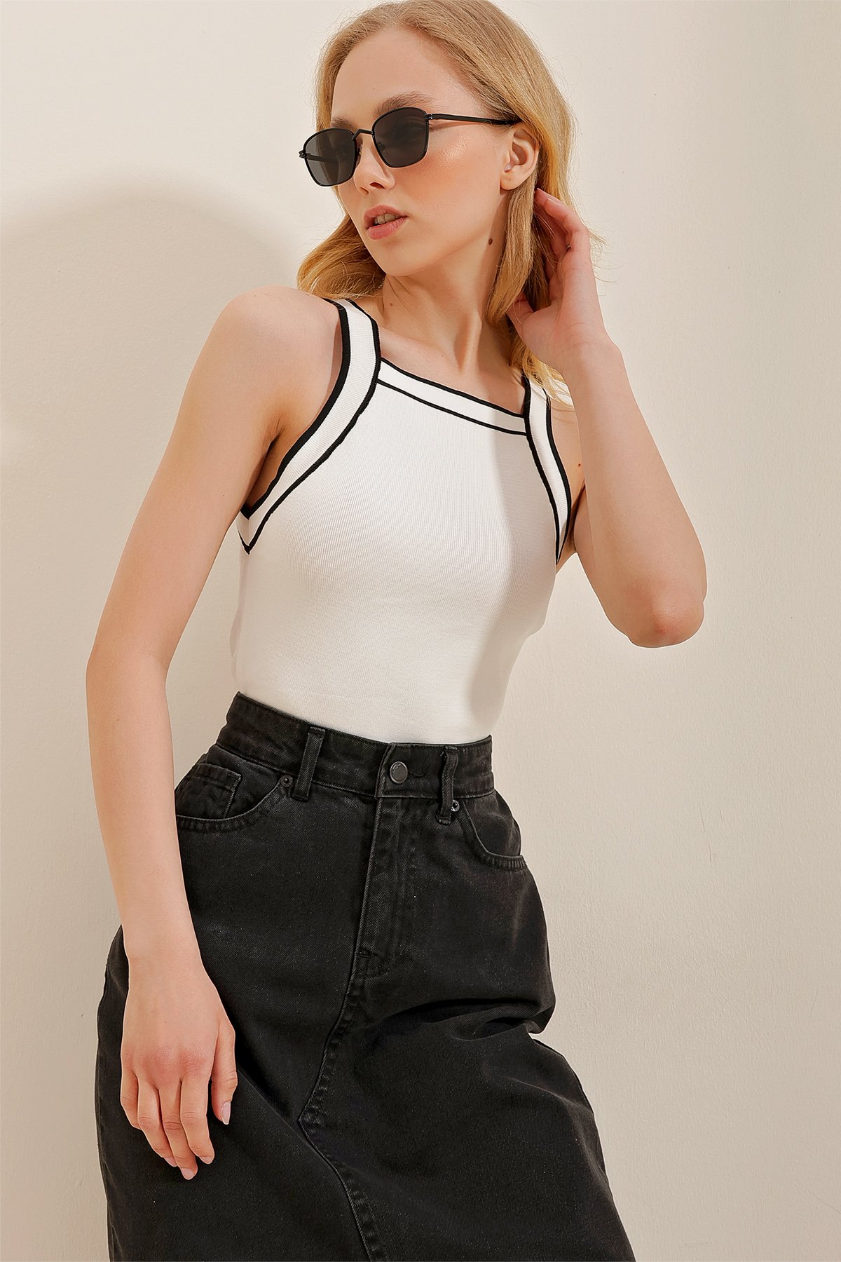 Askılı Çizgili Triko Crop Yazlık Bluz - Beyaz