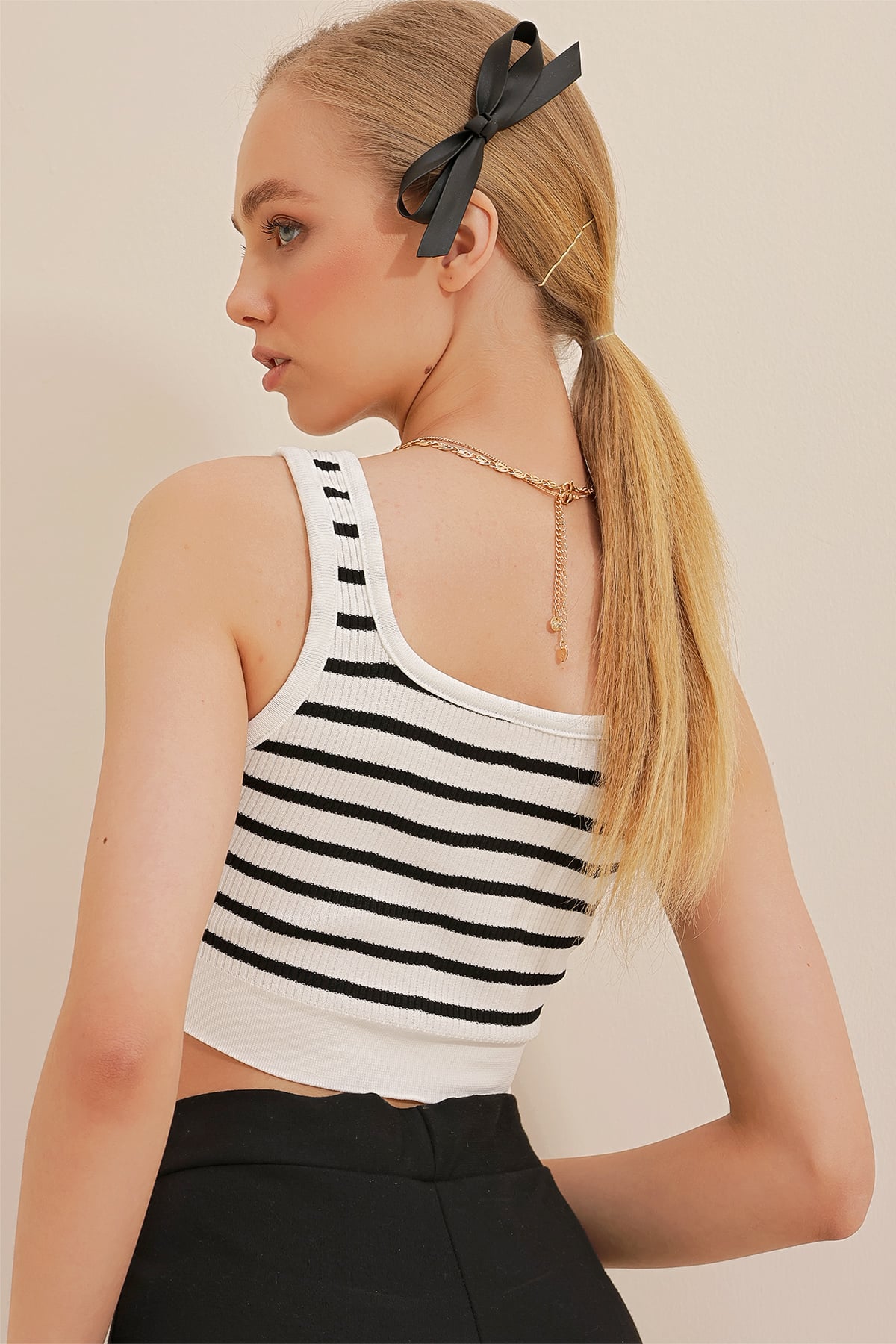 Askılı Çizgili Yazlık Crop Triko Bluz - Beyaz