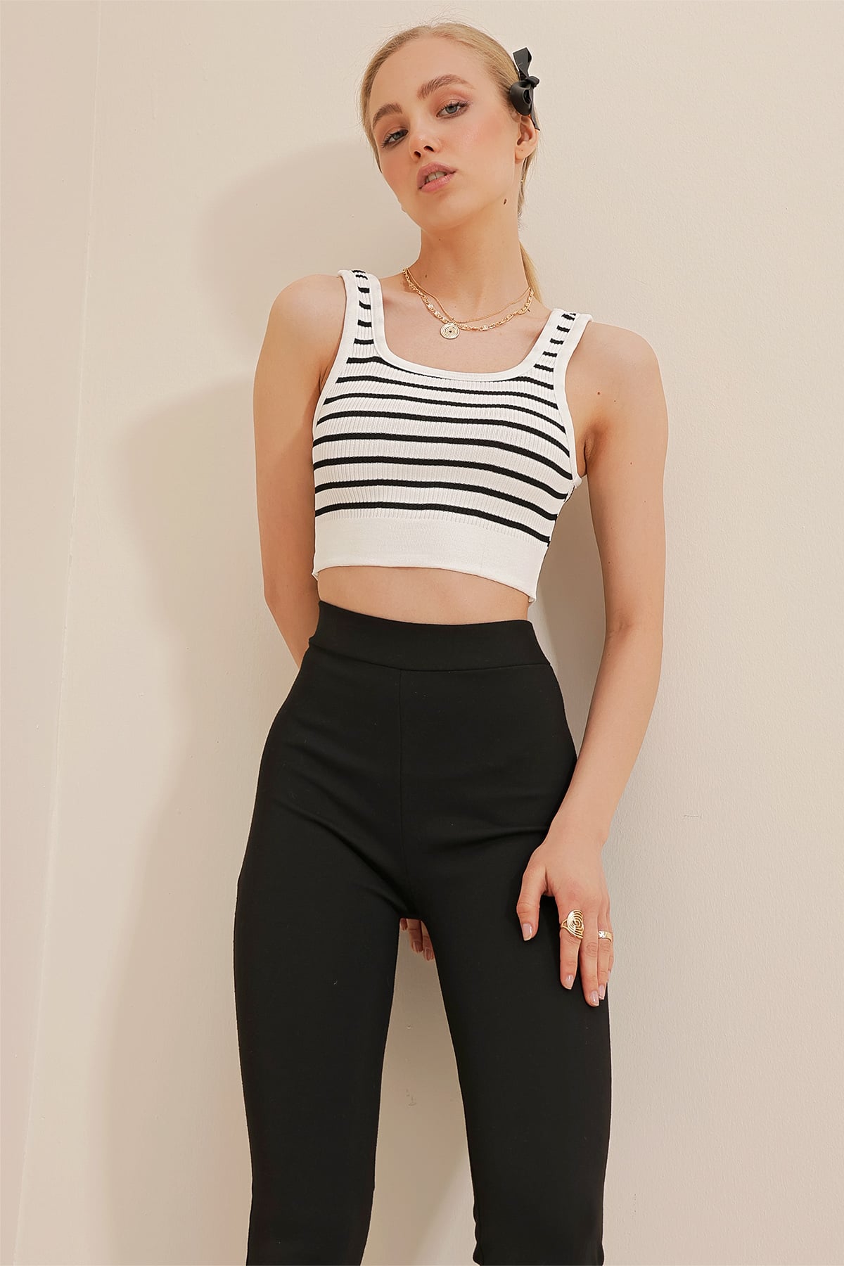 Askılı Çizgili Yazlık Crop Triko Bluz - Beyaz