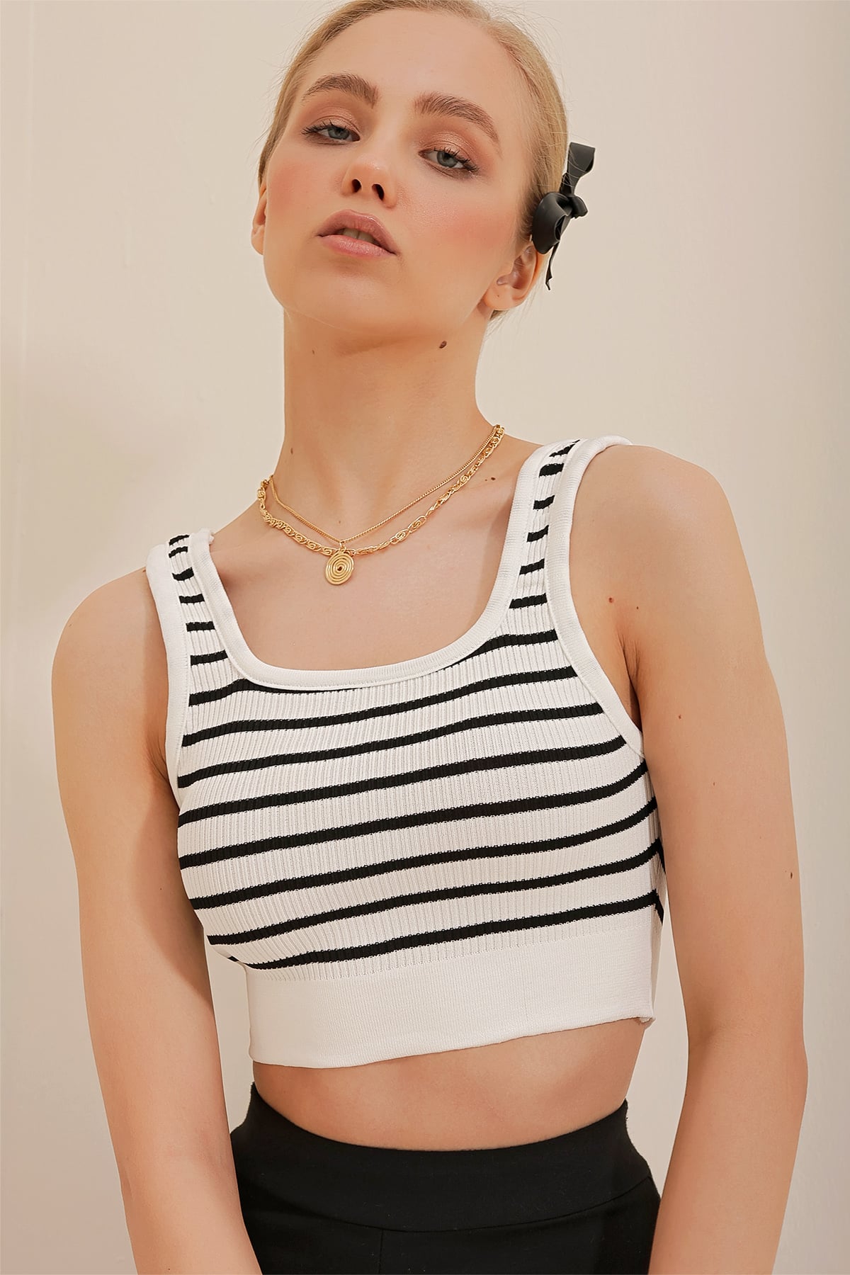 Askılı Çizgili Yazlık Crop Triko Bluz - Beyaz