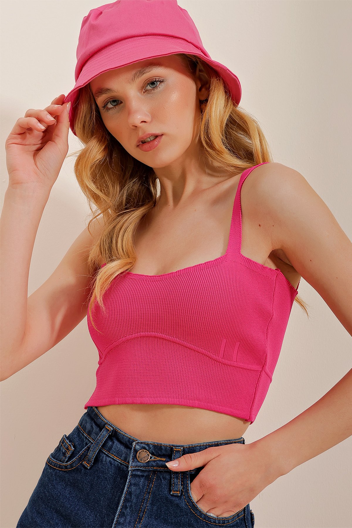 Askılı Öpücük Yaka Crop Triko Bluz - Fuşya