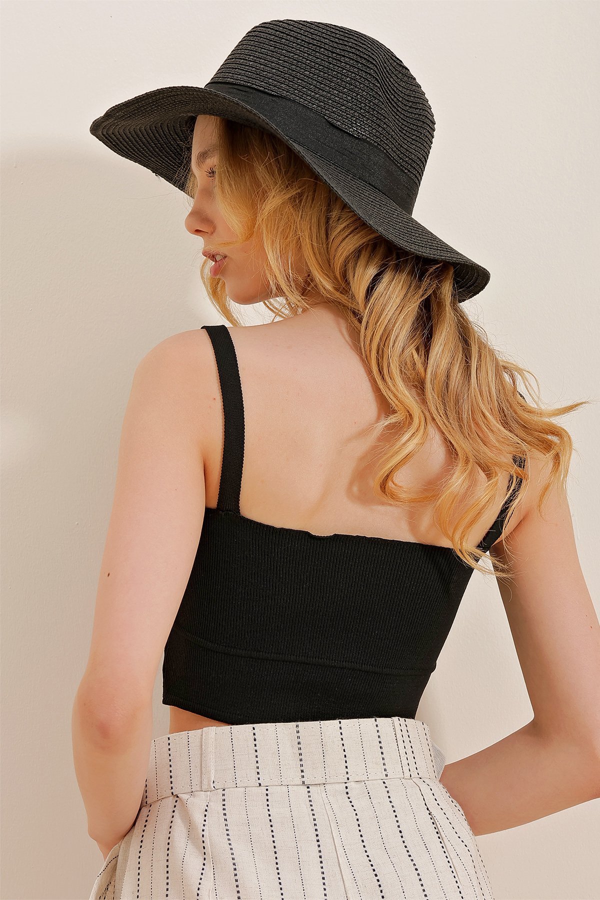 Askılı Öpücük Yaka Crop Triko Bluz - Siyah