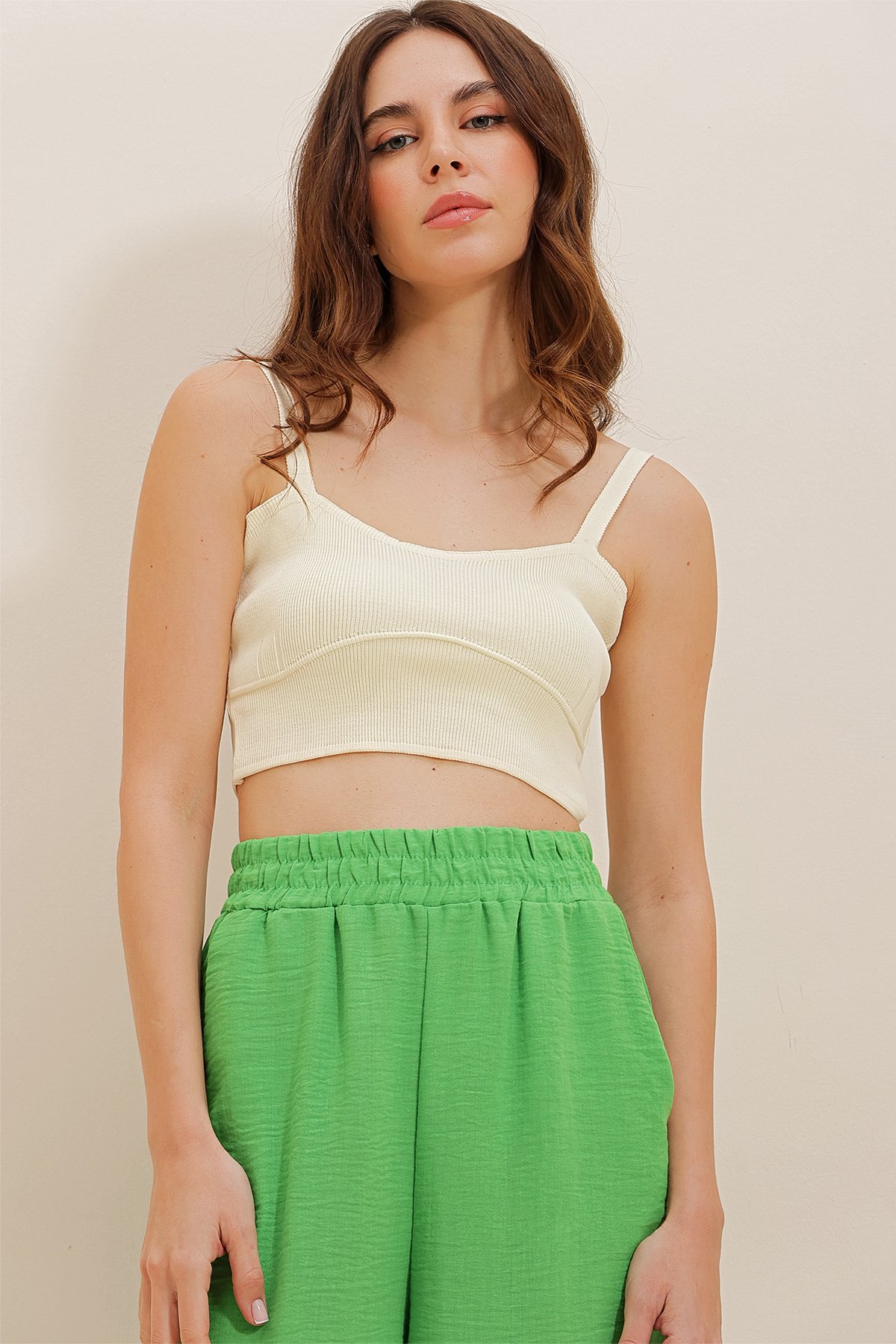 Askılı Öpücük Yaka Crop Triko Bluz - Vanilya