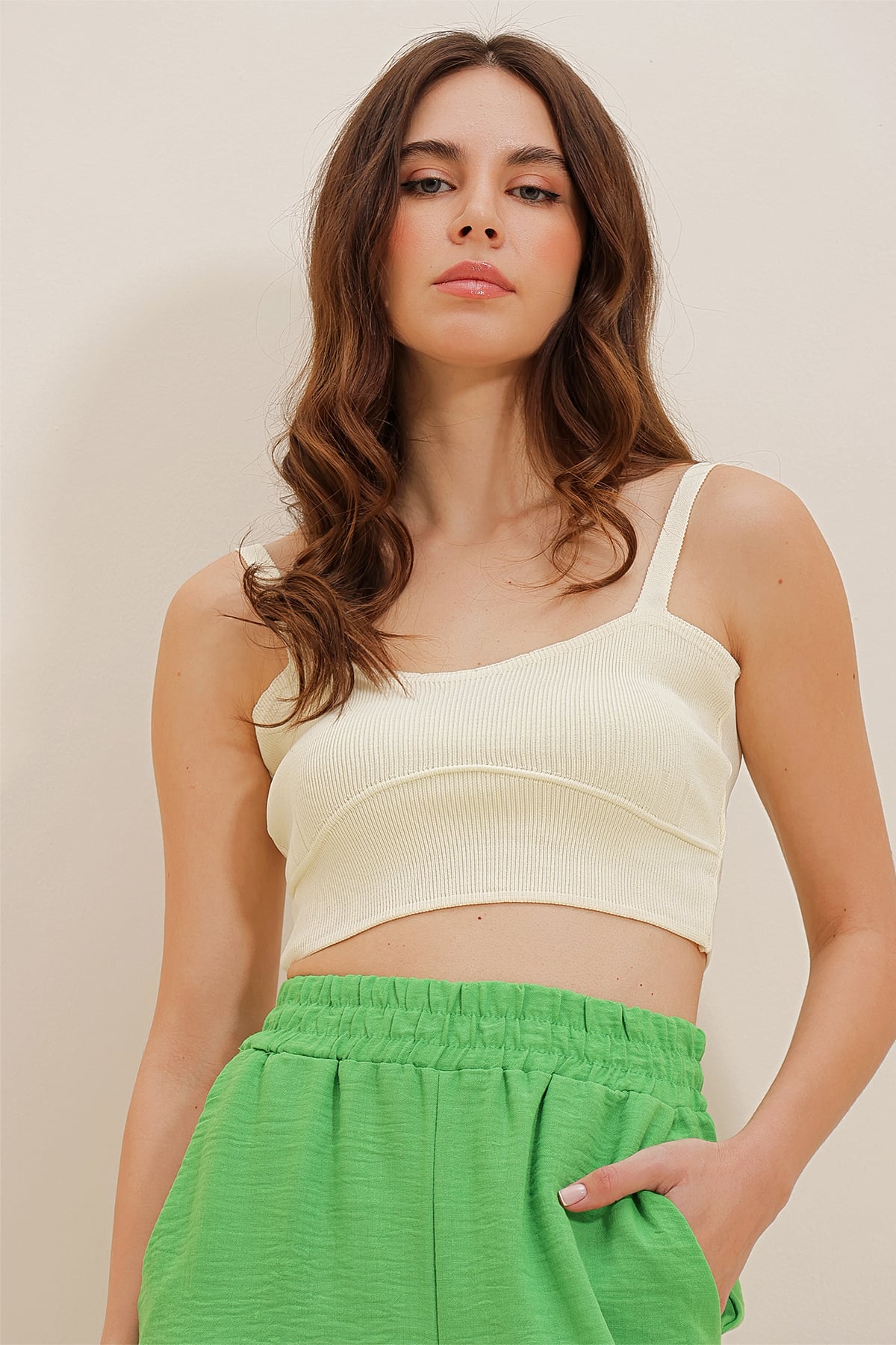 Askılı Öpücük Yaka Crop Triko Bluz - Vanilya