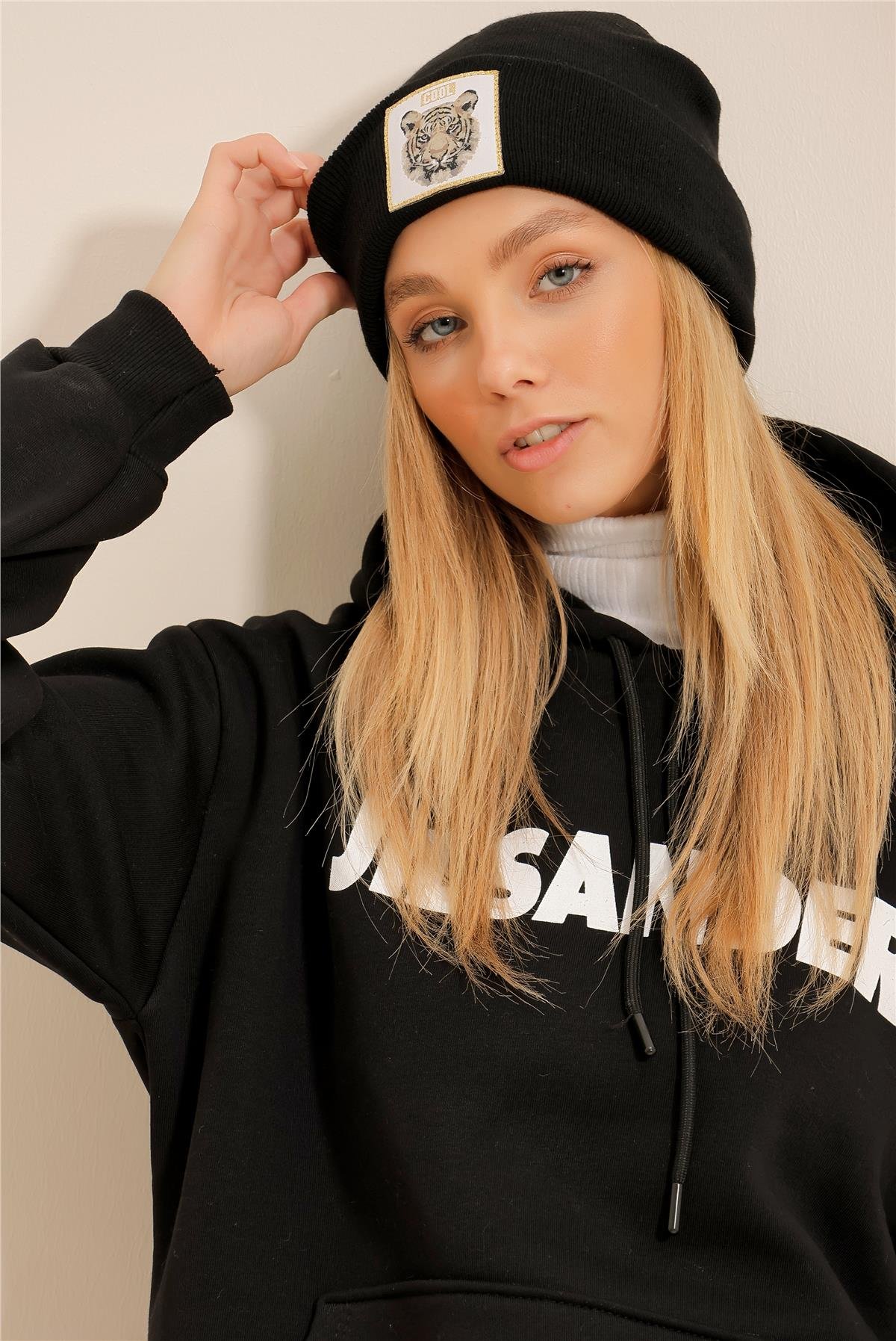 Aslan Nakışlı Bere - Siyah