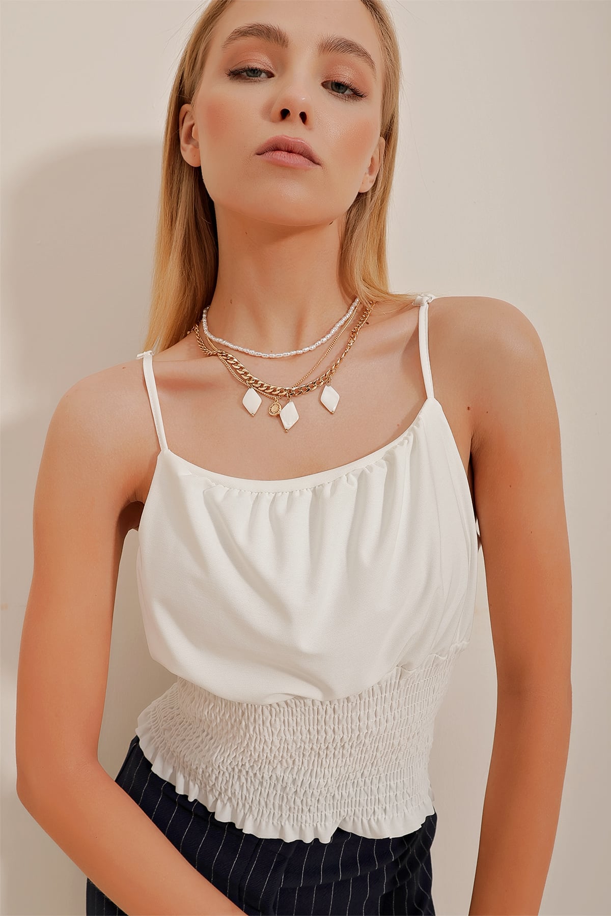 Ayarlanabilir Askılı Gipeli Sandy Crop Bluz - Beyaz