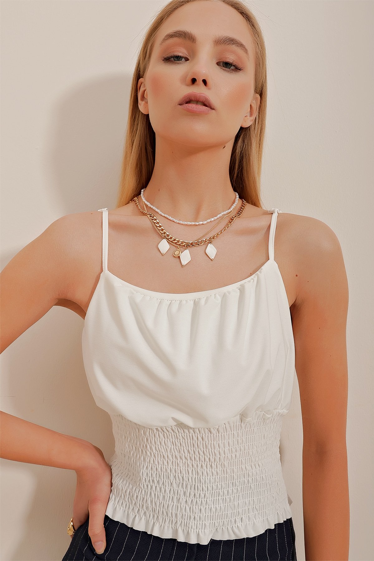 Ayarlanabilir Askılı Gipeli Sandy Crop Bluz - Beyaz