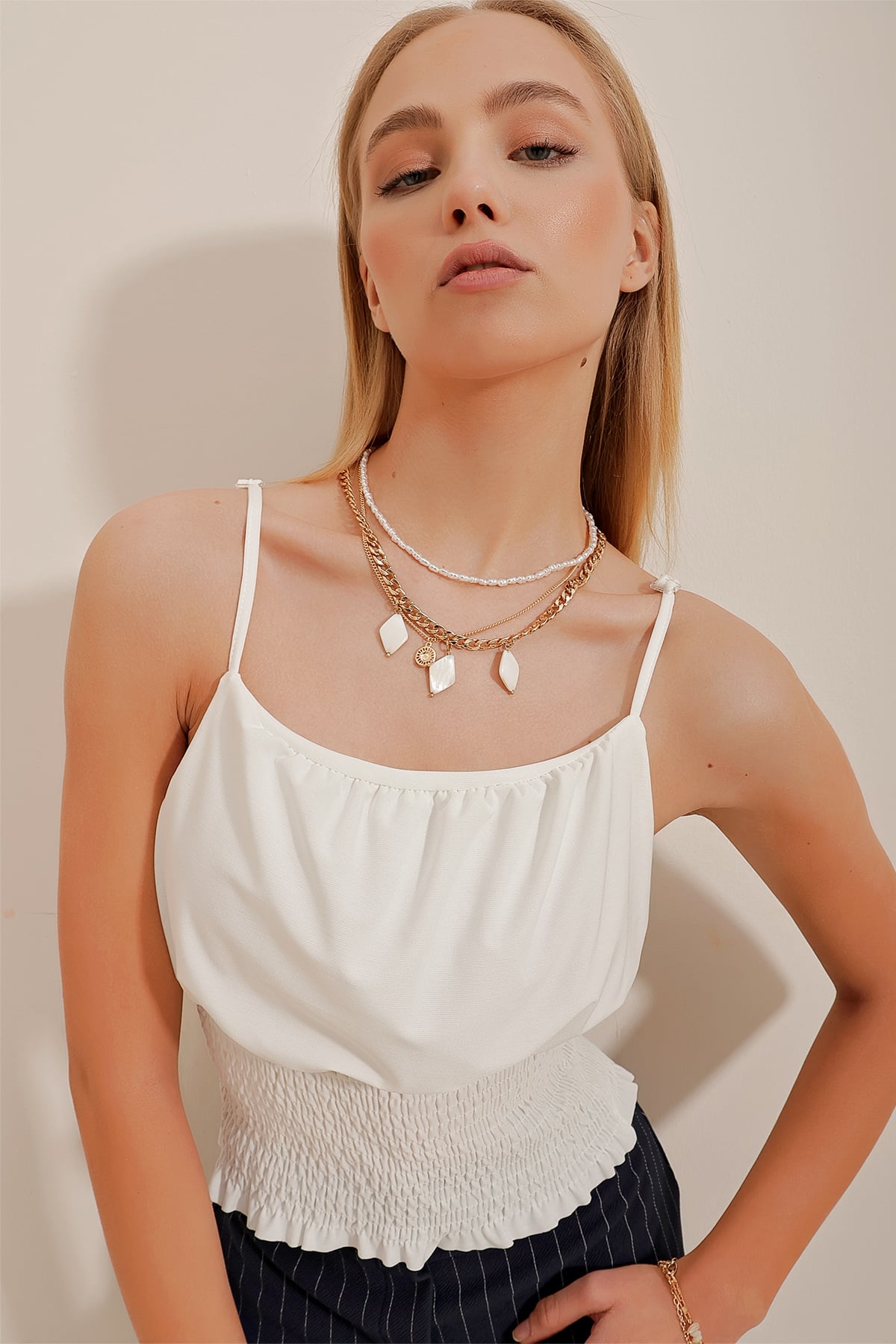 Ayarlanabilir Askılı Gipeli Sandy Crop Bluz - Beyaz