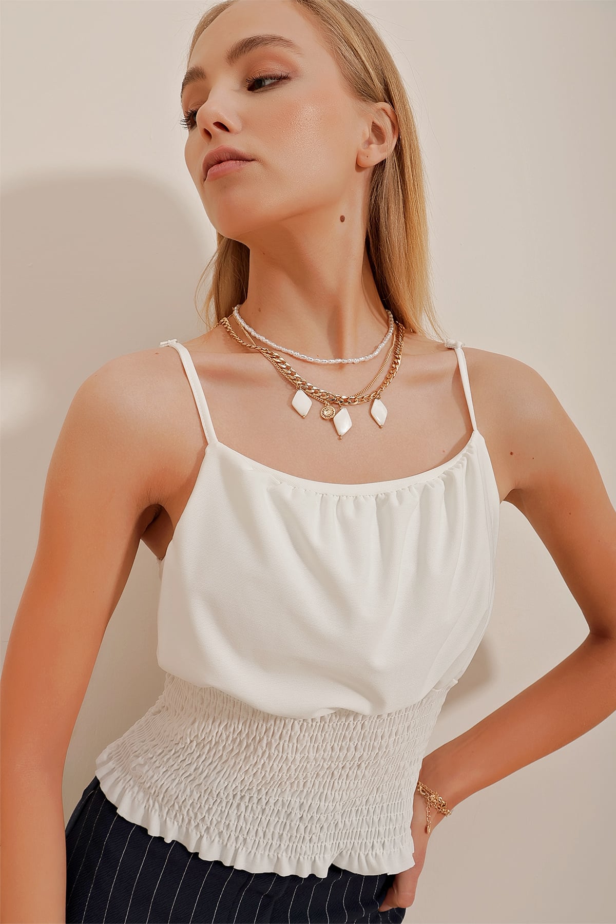 Ayarlanabilir Askılı Gipeli Sandy Crop Bluz - Beyaz