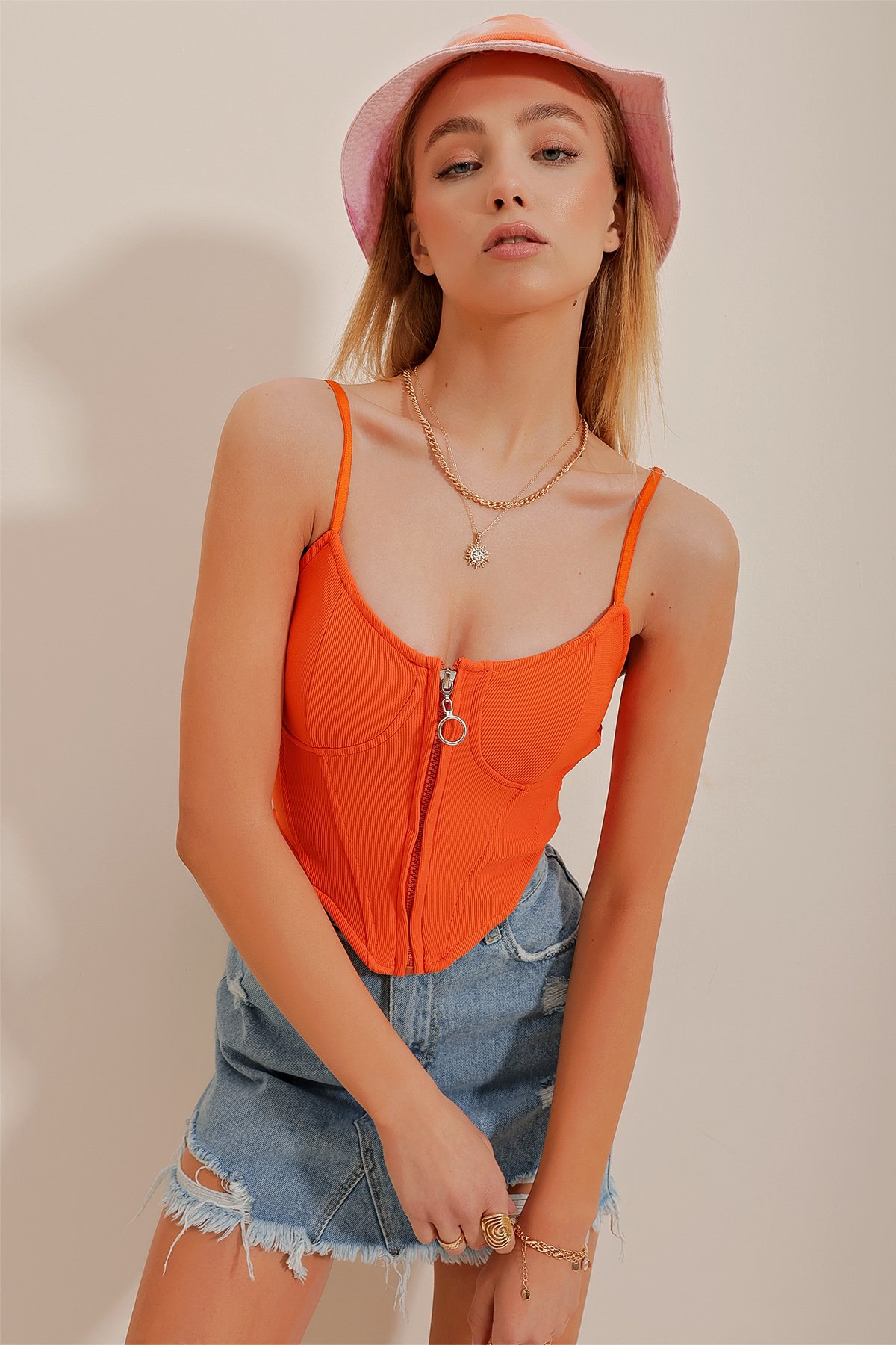 Ayarlanabilir Askılı Önü Fermuarlı Korseli Crop Örme Bluz - Turuncu