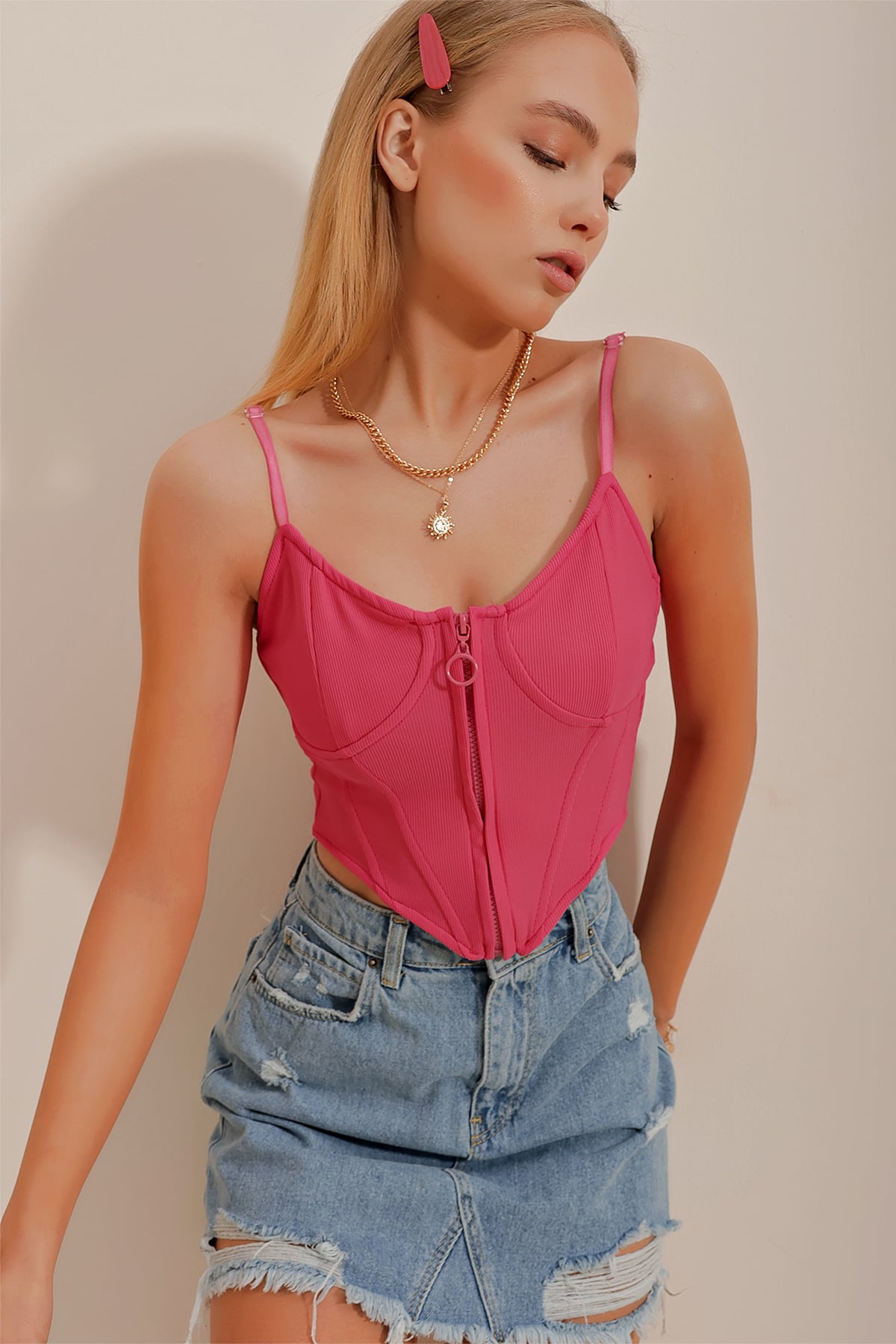 Ayarlanabilir Askılı Önü Fermuarlı Korseli Crop Örme Bluz - Fuşya
