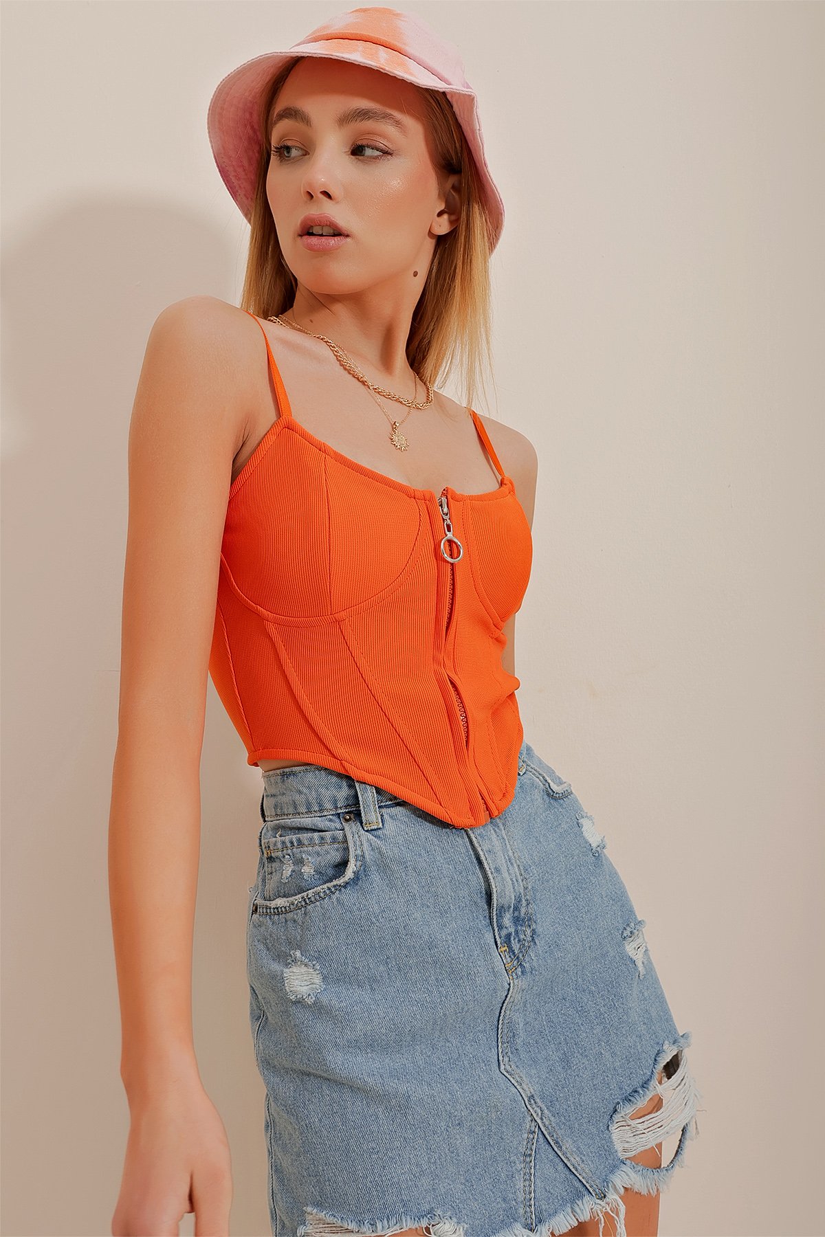 Ayarlanabilir Askılı Önü Fermuarlı Korseli Crop Örme Bluz - Turuncu
