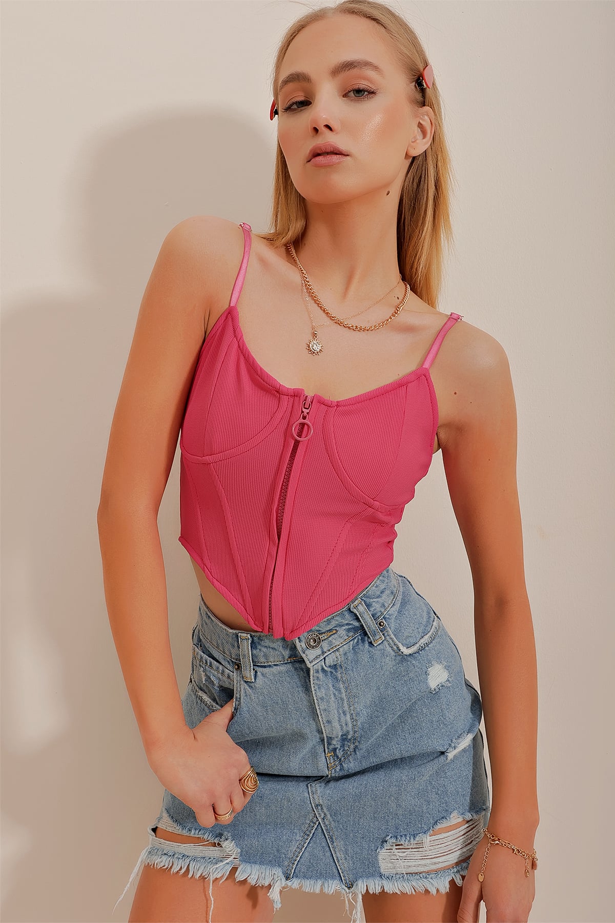 Ayarlanabilir Askılı Önü Fermuarlı Korseli Crop Örme Bluz - Fuşya
