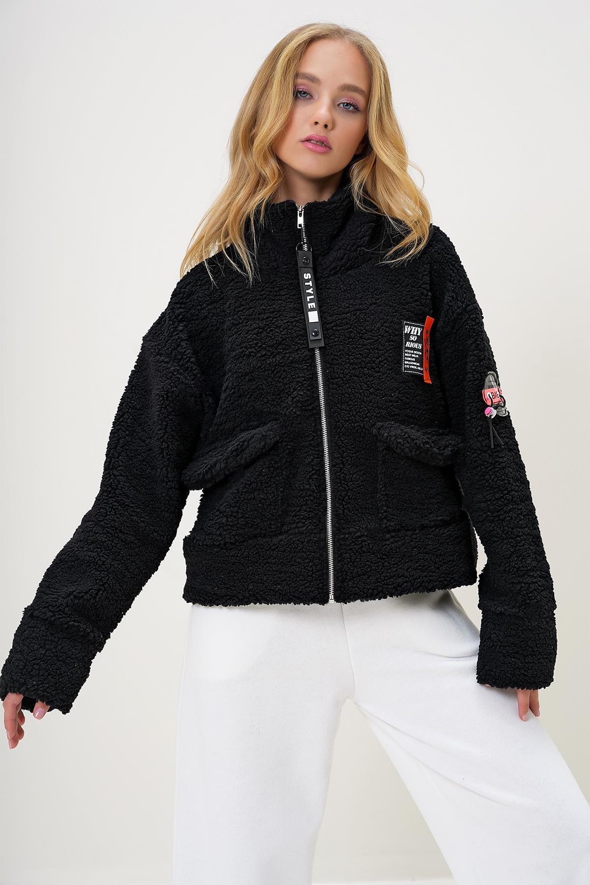 BALIKÇI YAKA ÇİFT CEPLİ ÖNÜ FERMUARLI PELUŞ CROP CEKET - Siyah