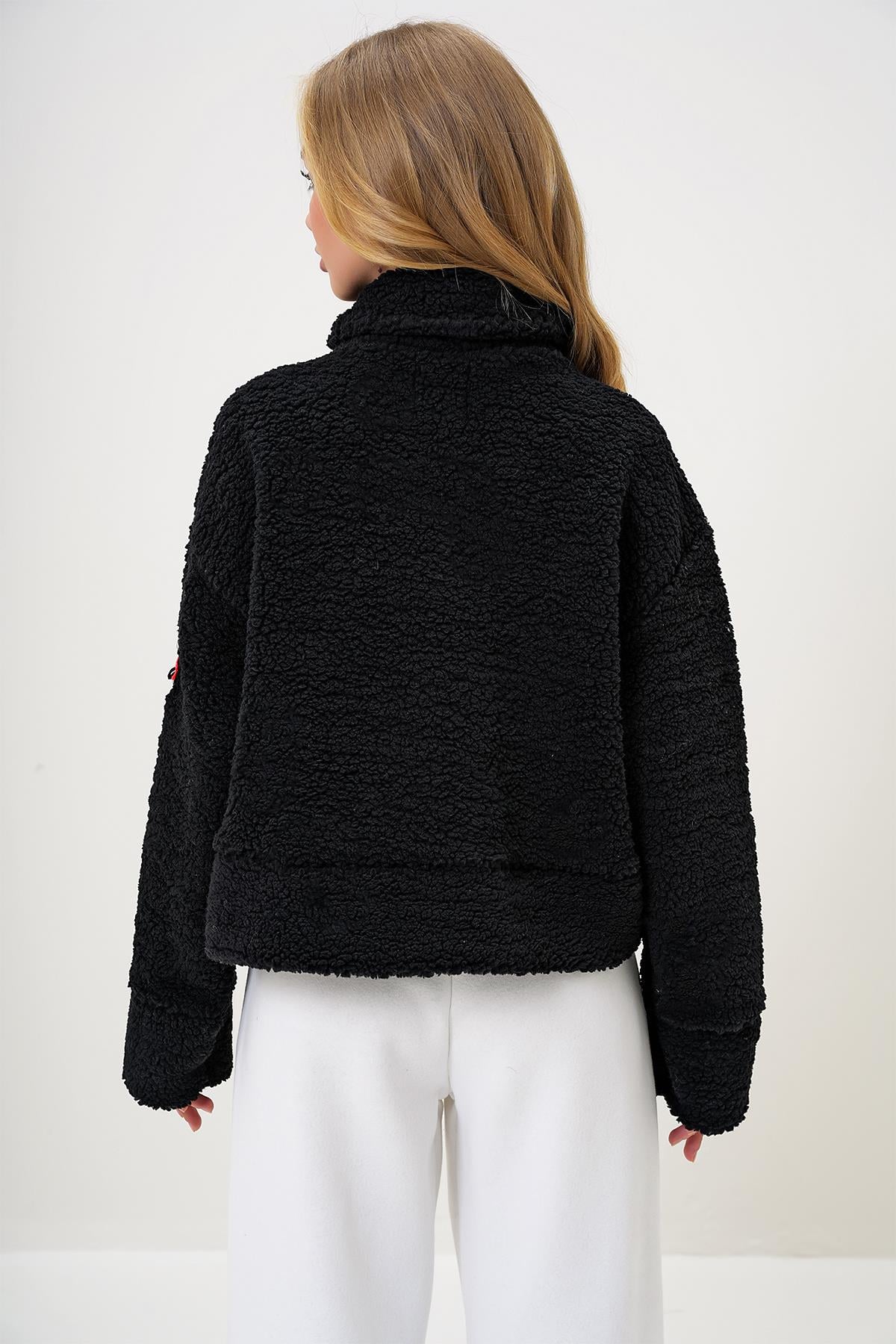 BALIKÇI YAKA ÇİFT CEPLİ ÖNÜ FERMUARLI PELUŞ CROP CEKET - Siyah
