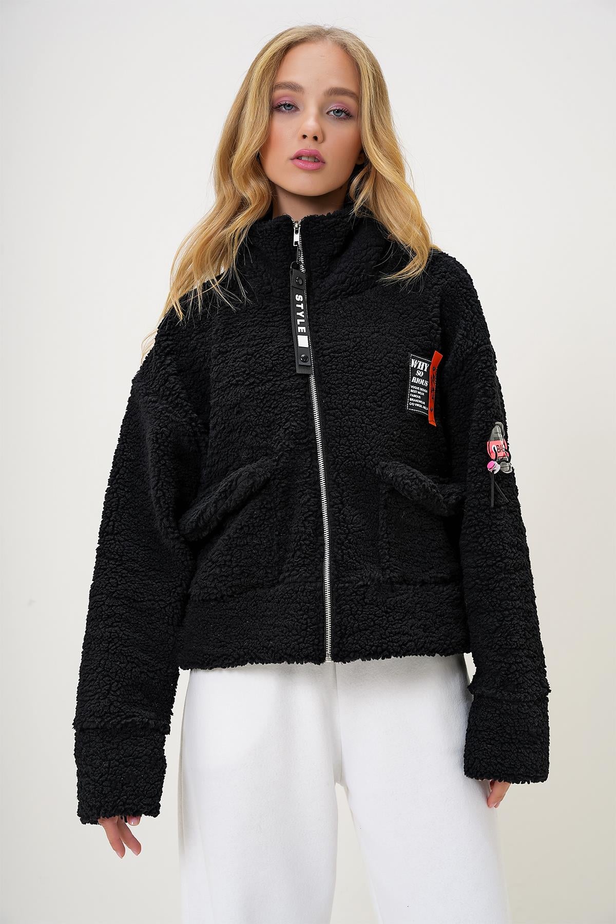 BALIKÇI YAKA ÇİFT CEPLİ ÖNÜ FERMUARLI PELUŞ CROP CEKET - Siyah