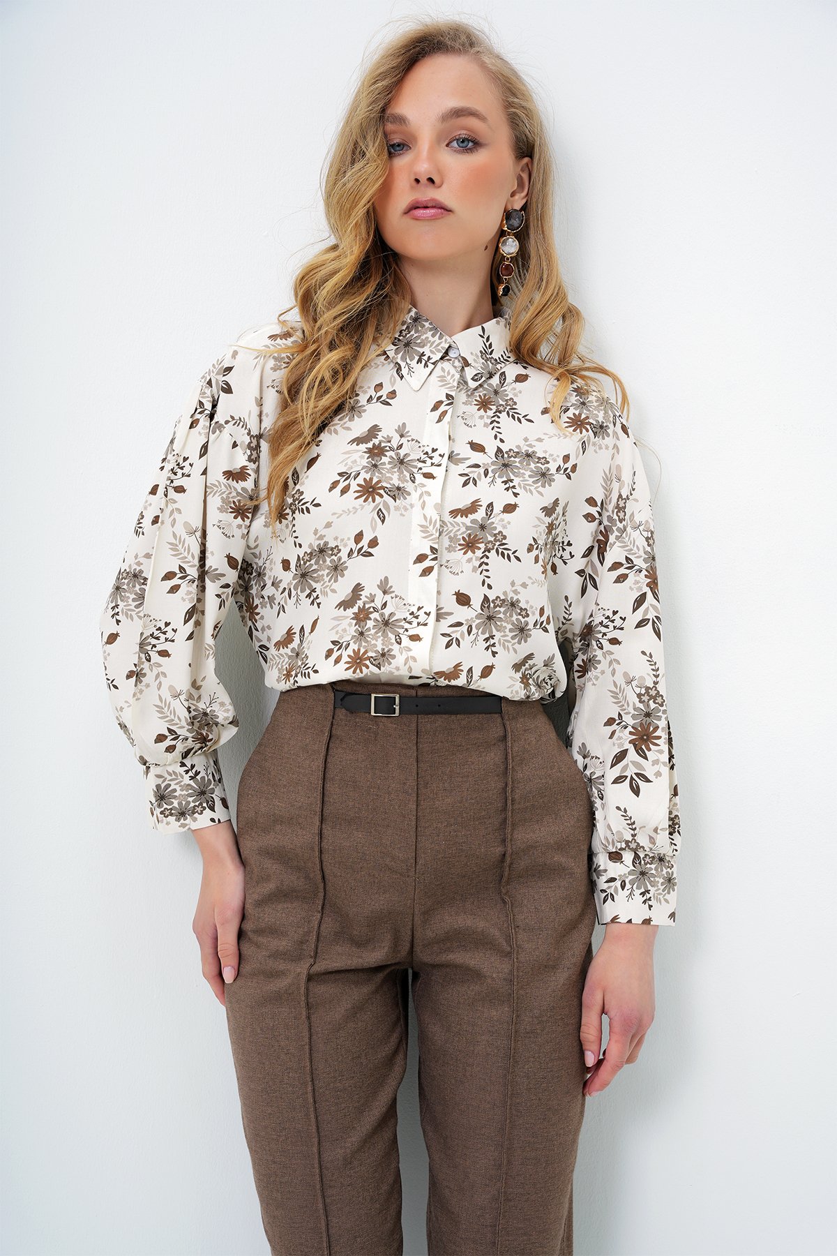 Balon Kol Gizli Patlı Basic Poplin Gömlek - KAHVE ÇİÇEKLİ